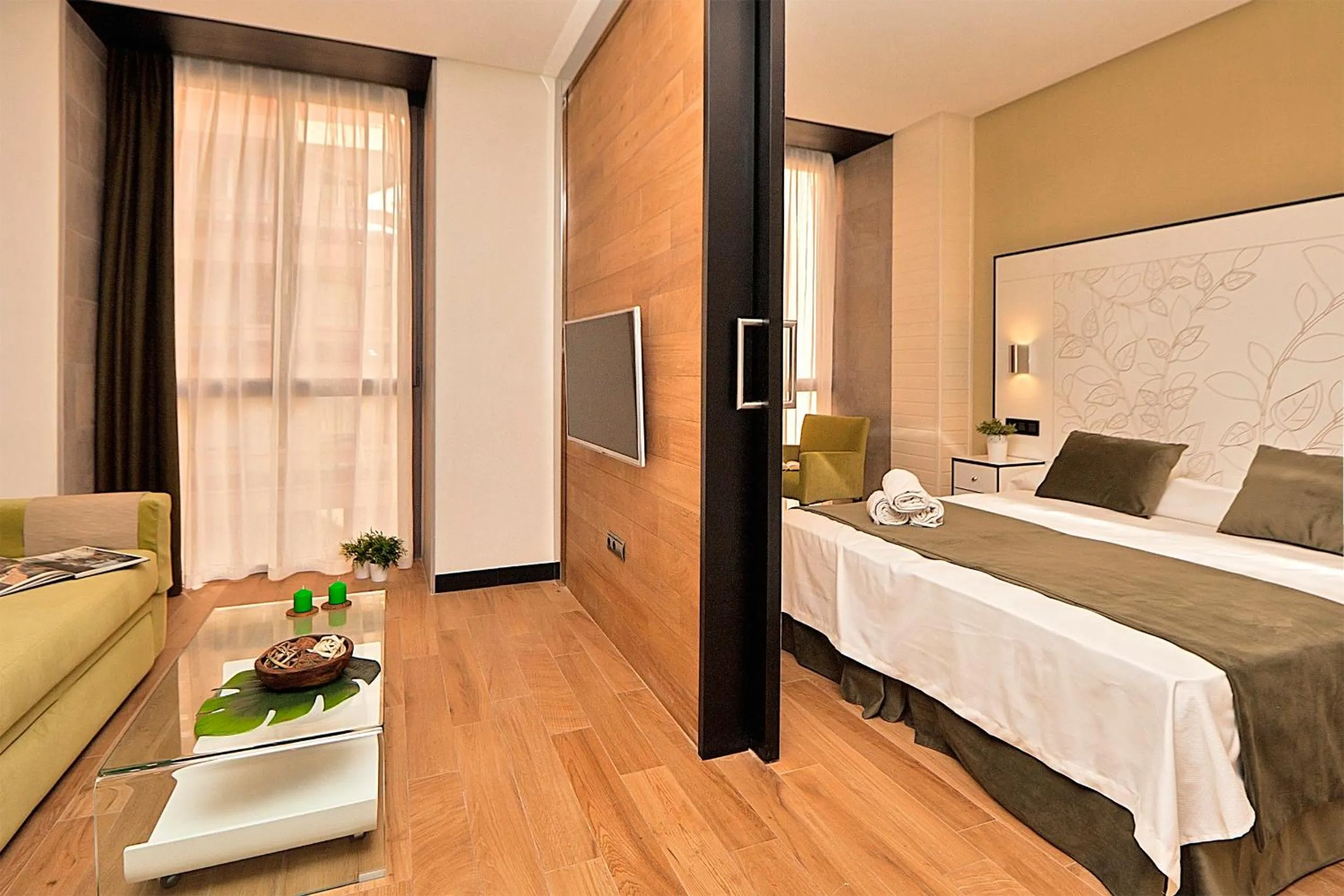 Photo of the whole room, Bed in Apartamentos Suites Oficentro Deluxe