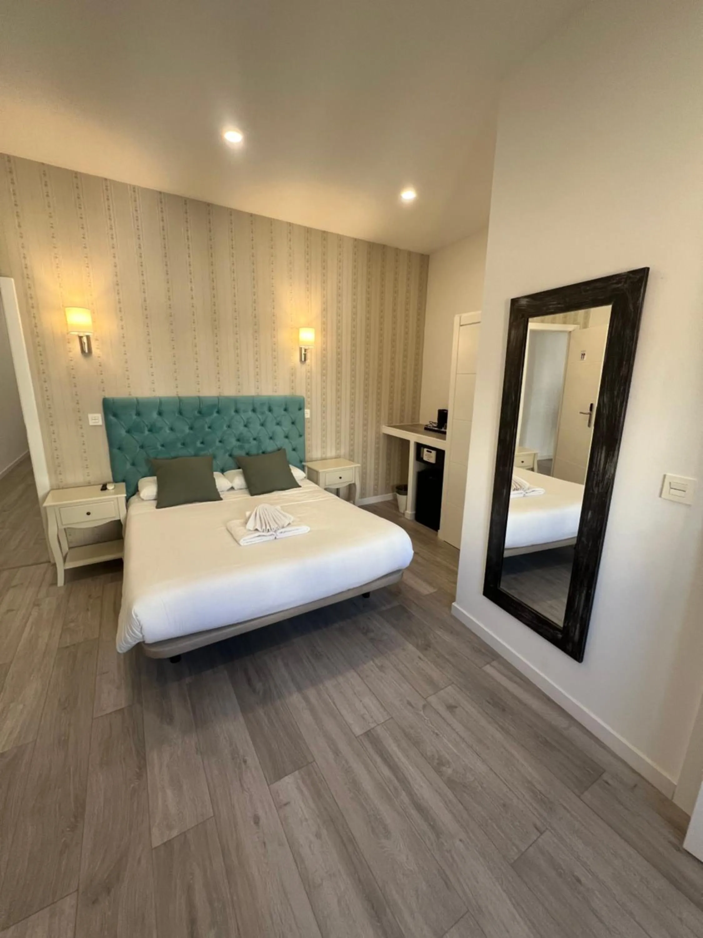 Bedroom, Bed in Hostal Galaico