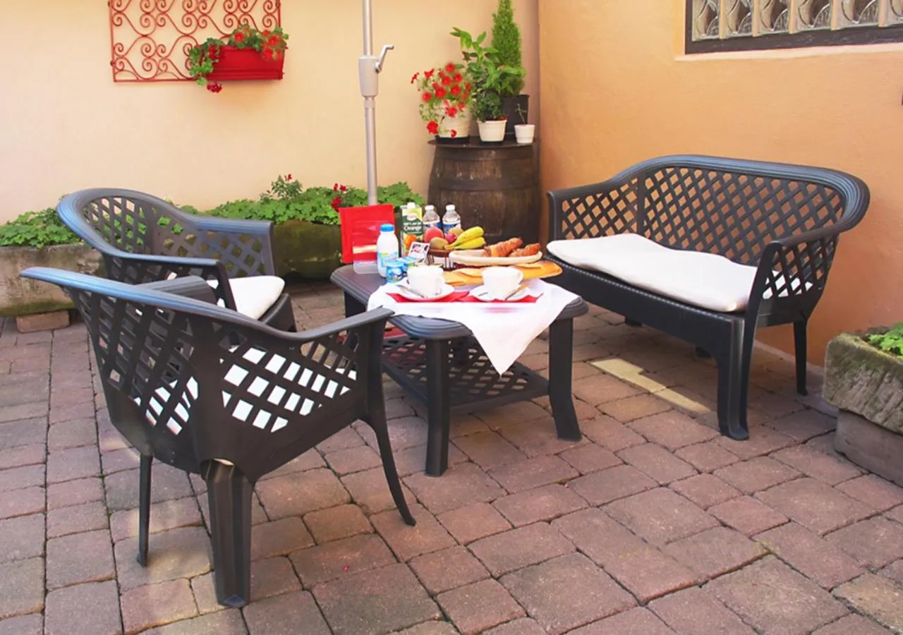 Continental breakfast in La Cour des Amis