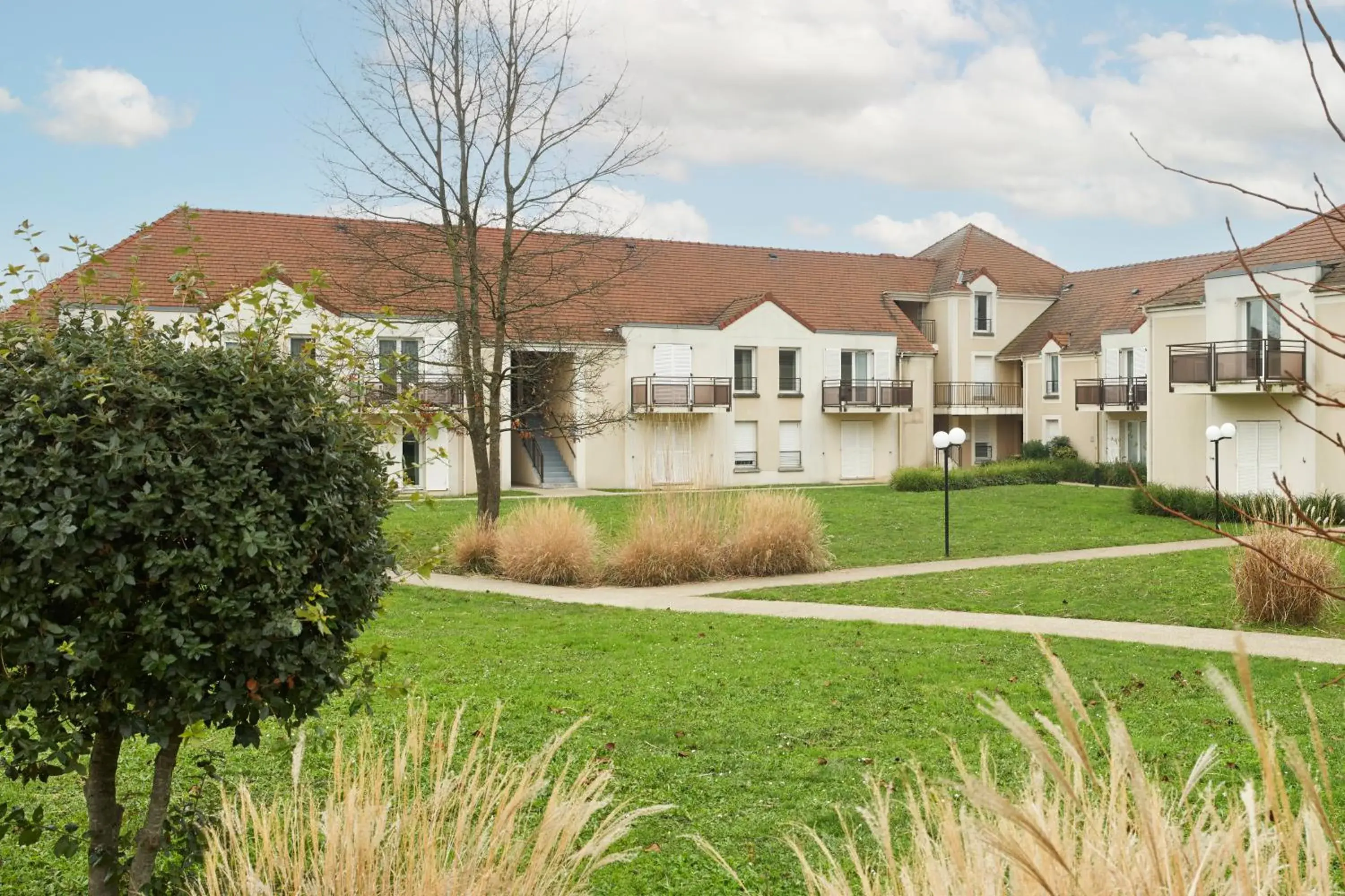 Property building in Zenitude Hôtel Résidences Roissy Village Property building in Zenitude Hôtel Résidences Roissy Village