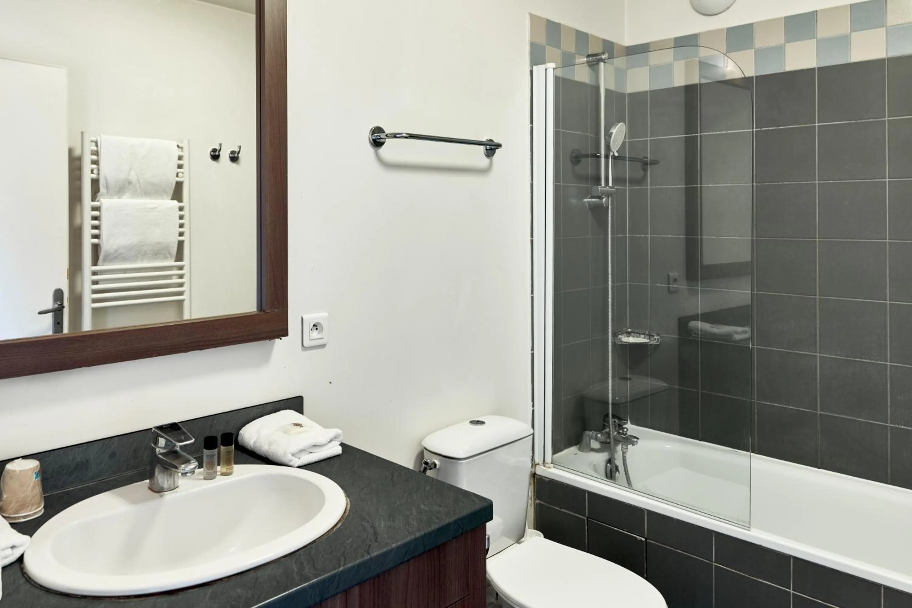 Bathroom in Zenitude Hôtel Résidences Roissy Village