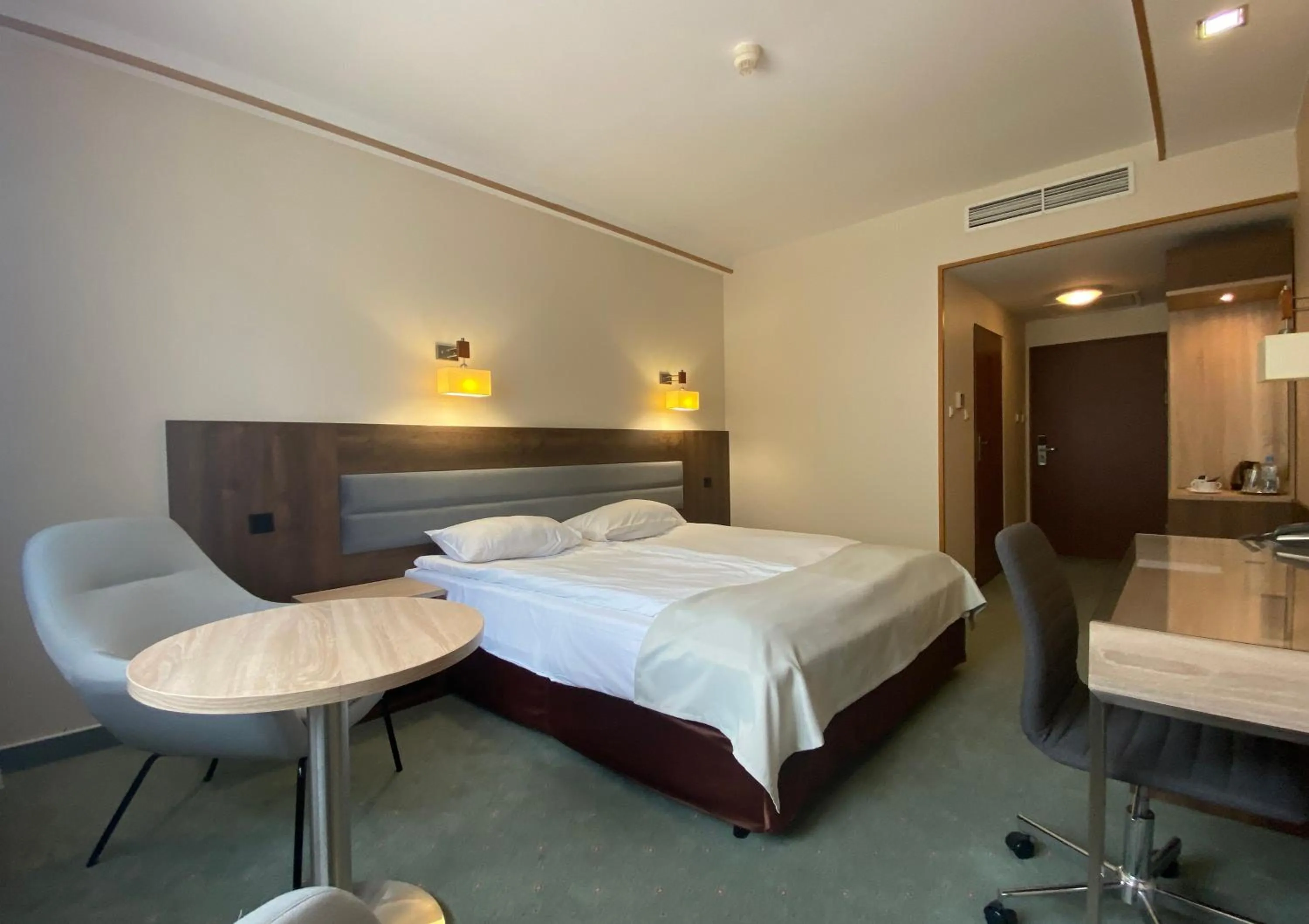 Property building, Bed in Hotel Ambasador Chojny