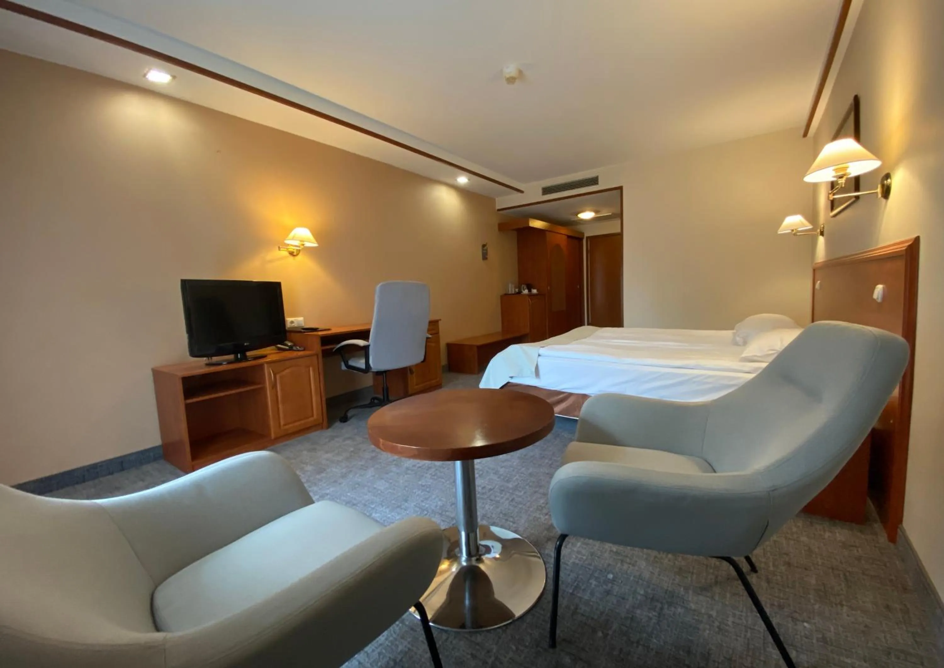 Property building, Bed in Hotel Ambasador Chojny