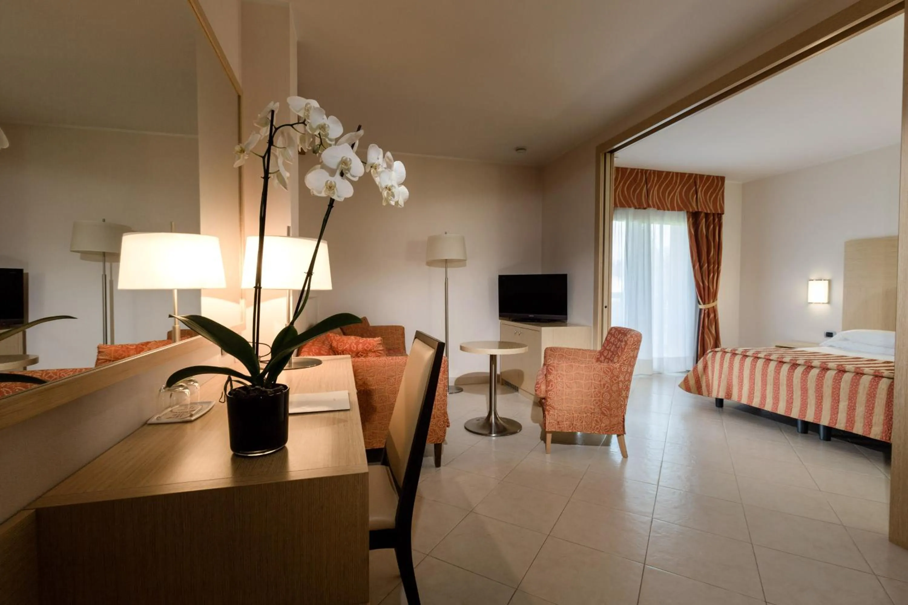 Living room, Bed in Hotel Continental Wellness & Spa