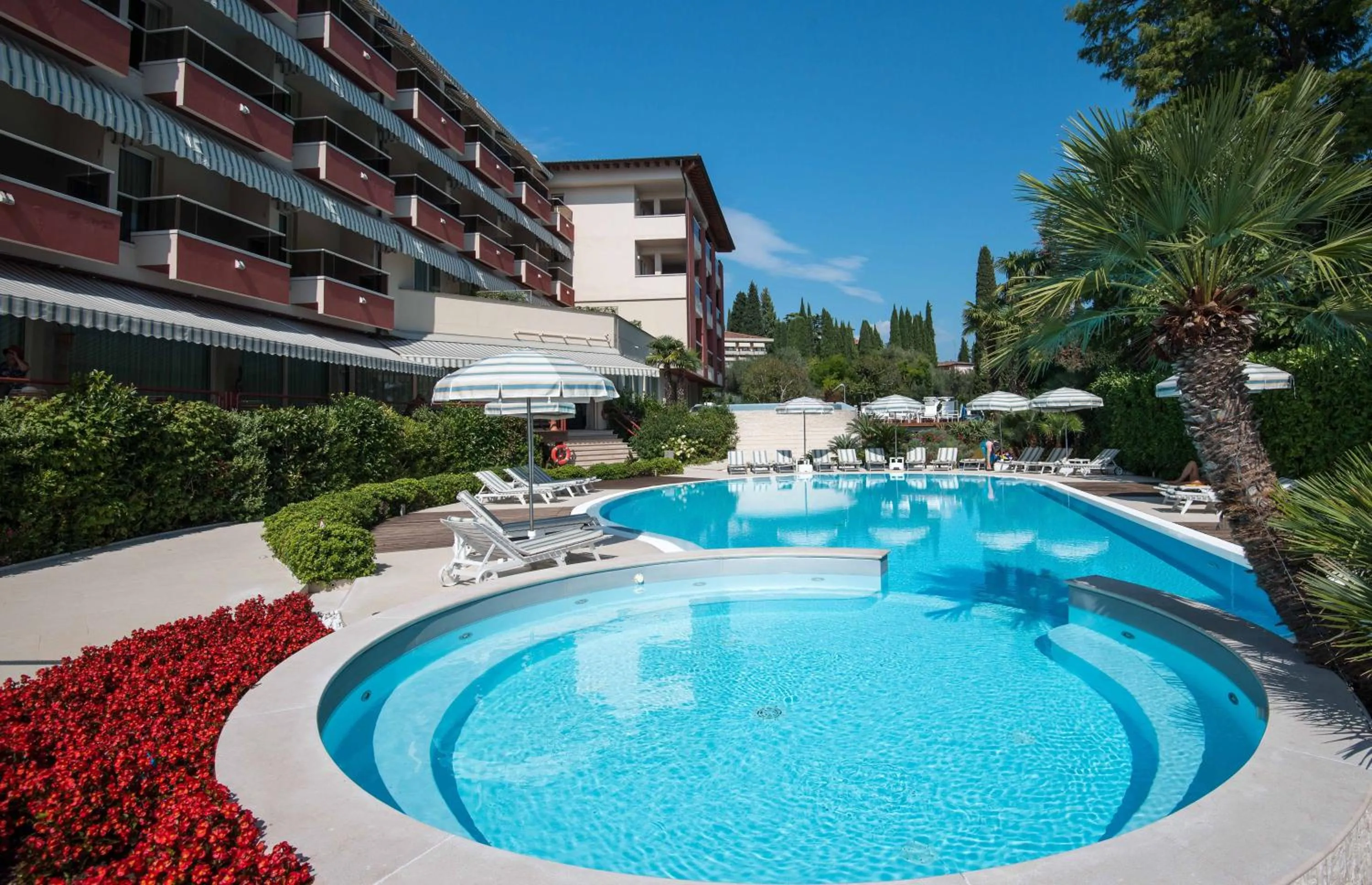 Swimming pool in Hotel Continental Wellness & Spa