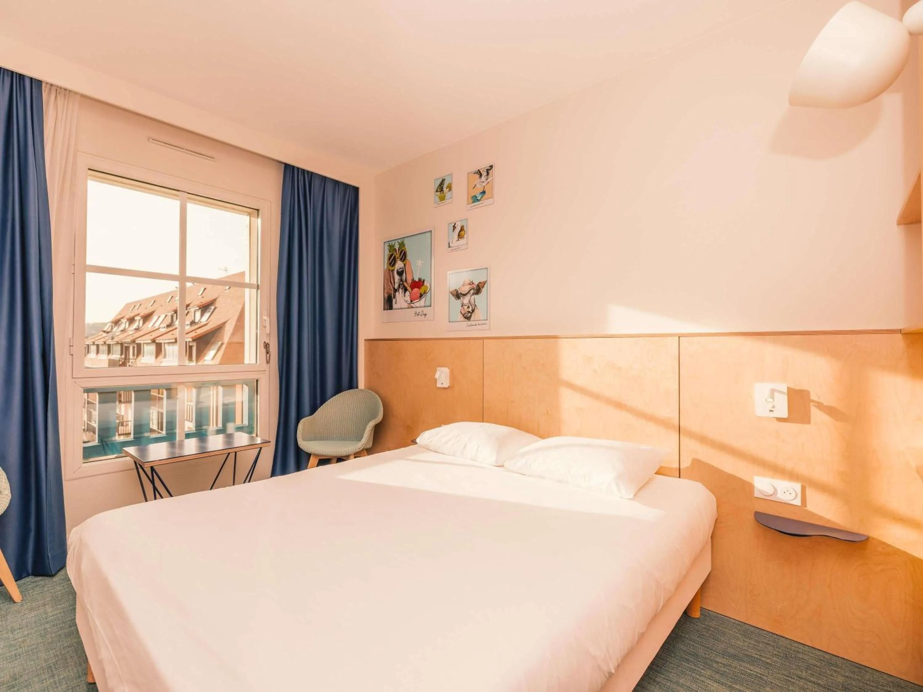 Bedroom, Bed in ibis Styles Deauville Villers Plage