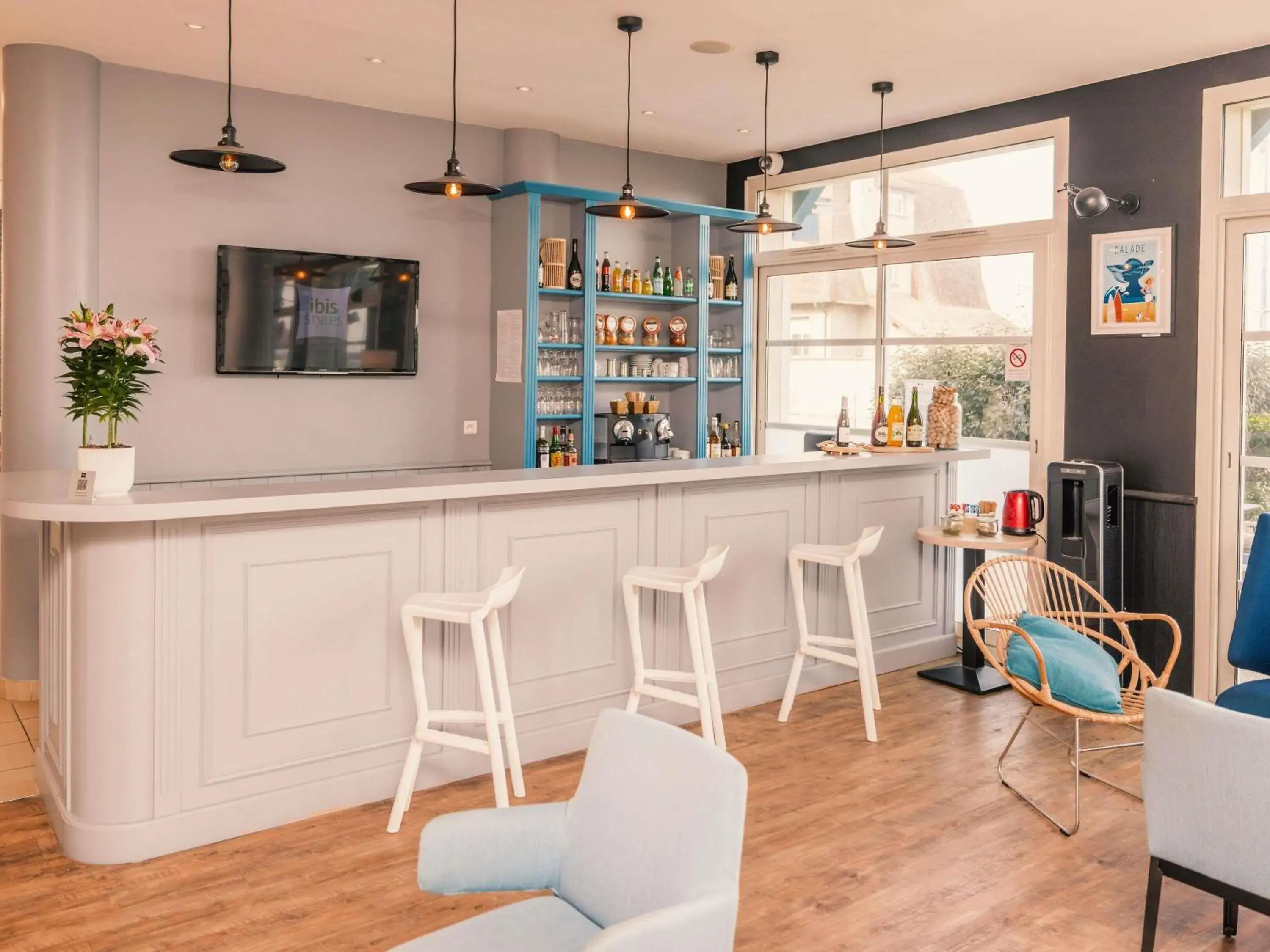 Lounge or bar in ibis Styles Deauville Villers Plage Lounge or bar in ibis Styles Deauville Villers Plage