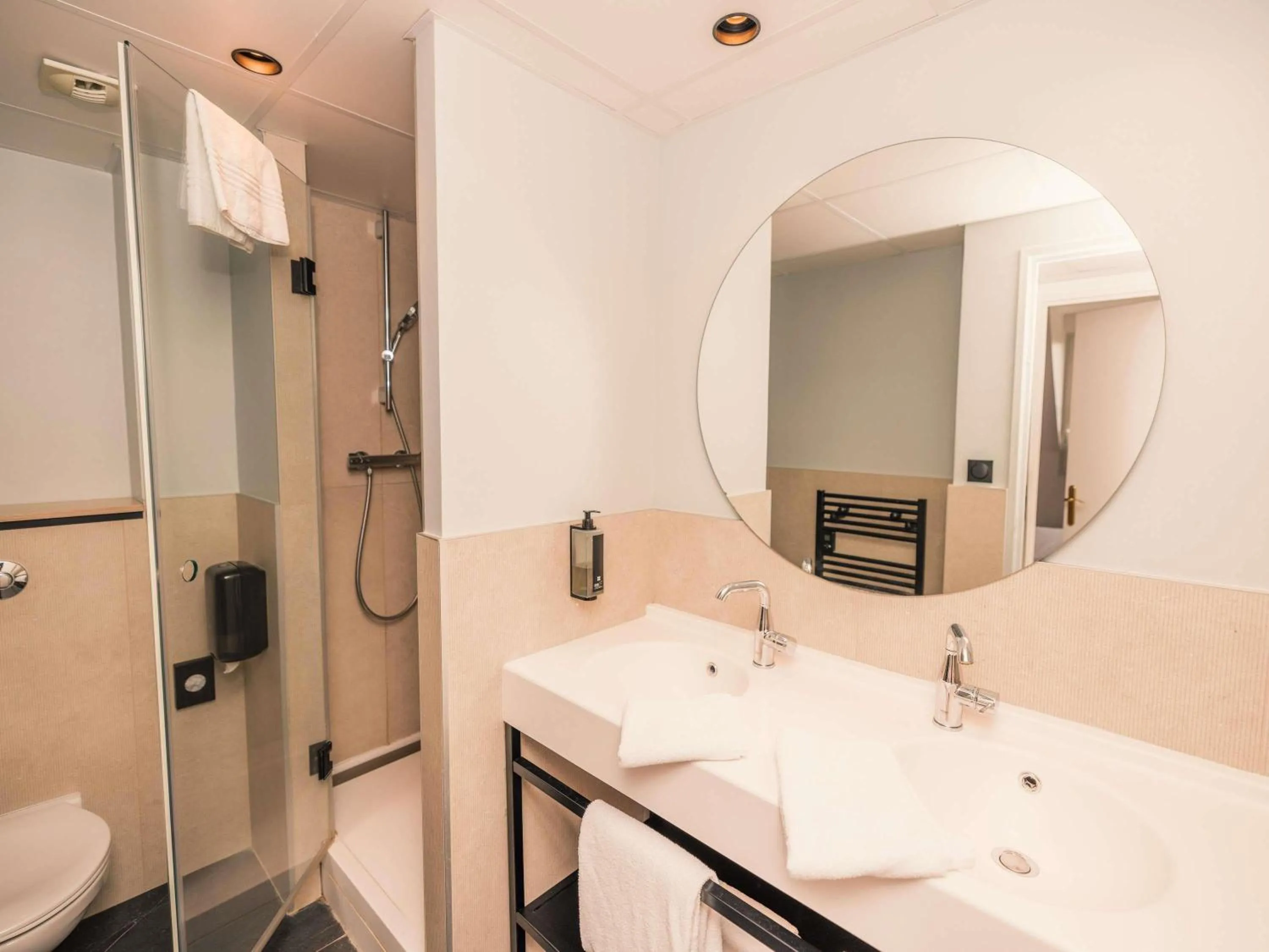 Bathroom in ibis Styles Deauville Villers Plage