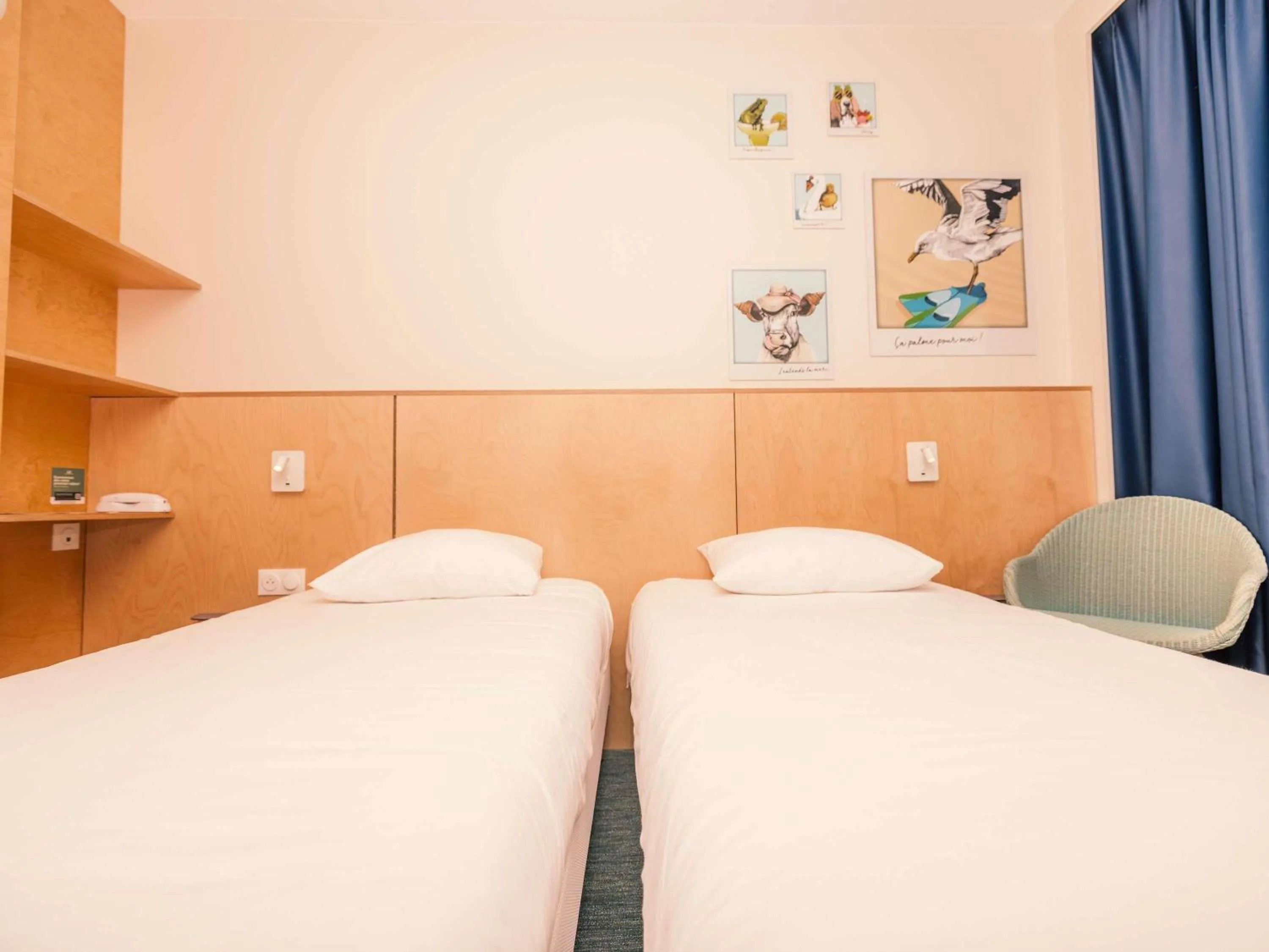 Bedroom, Bed in ibis Styles Deauville Villers Plage