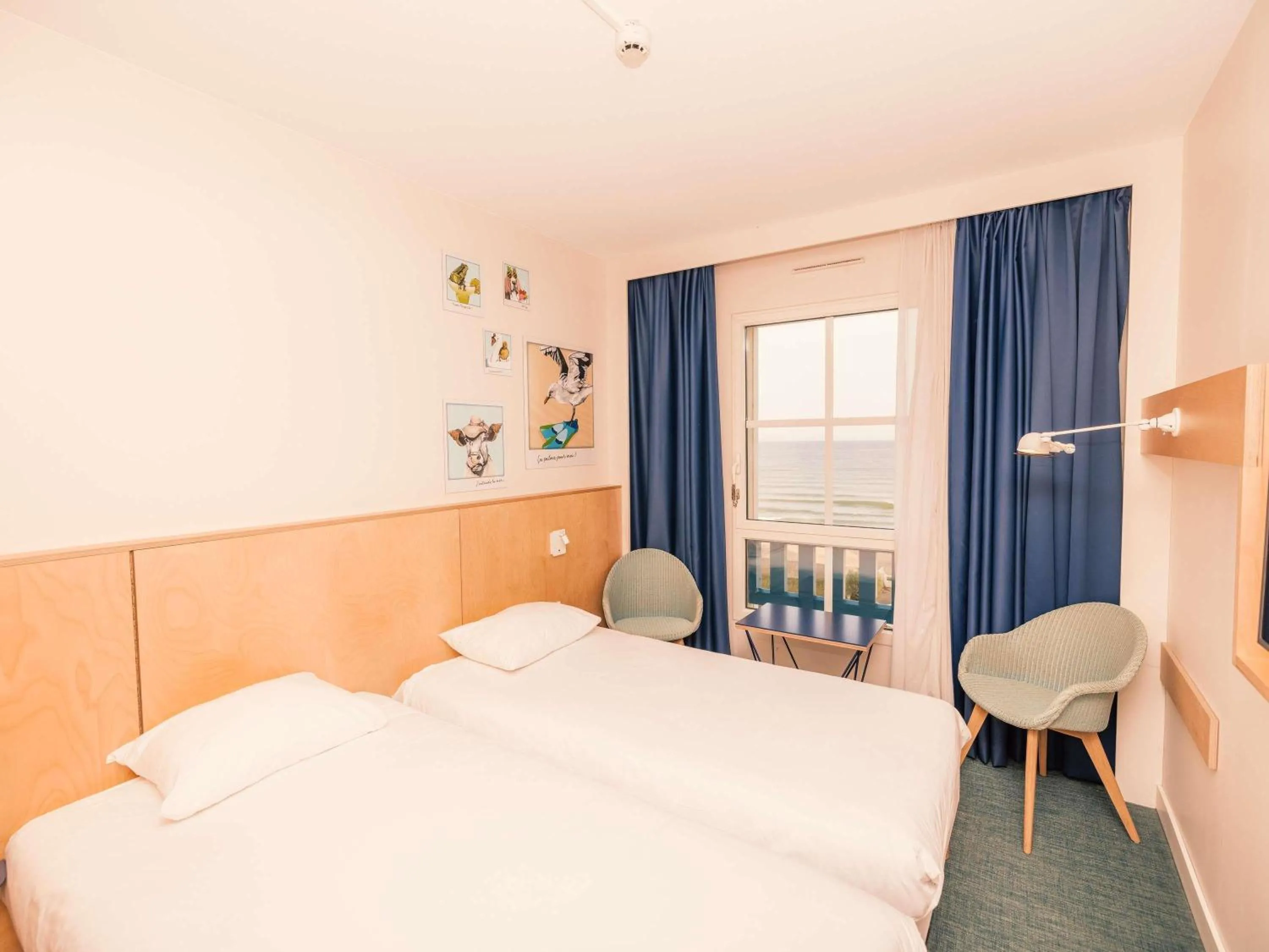 Bedroom, Bed in ibis Styles Deauville Villers Plage