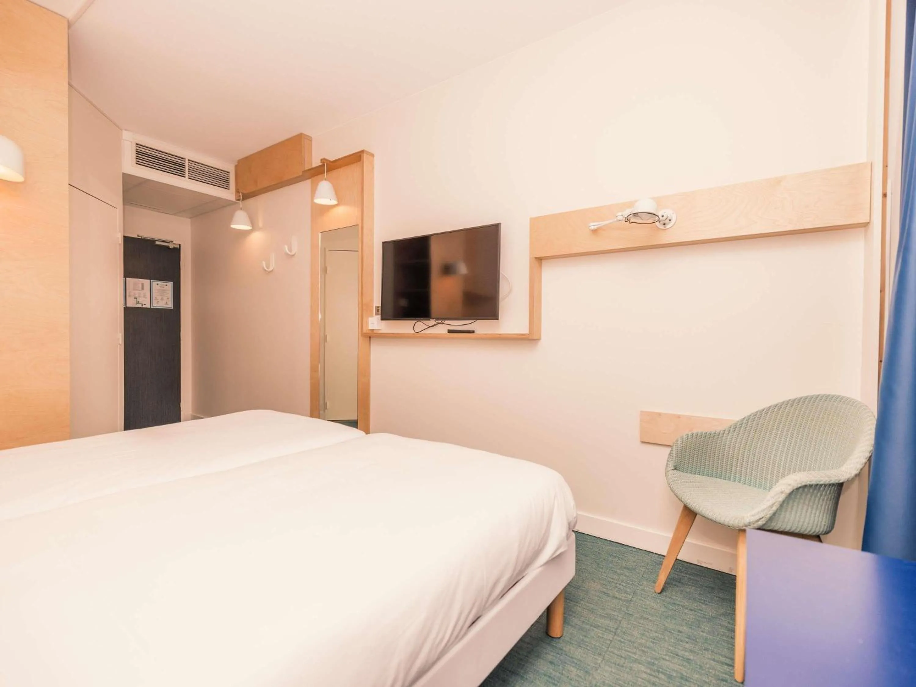 Bedroom, Bed in ibis Styles Deauville Villers Plage