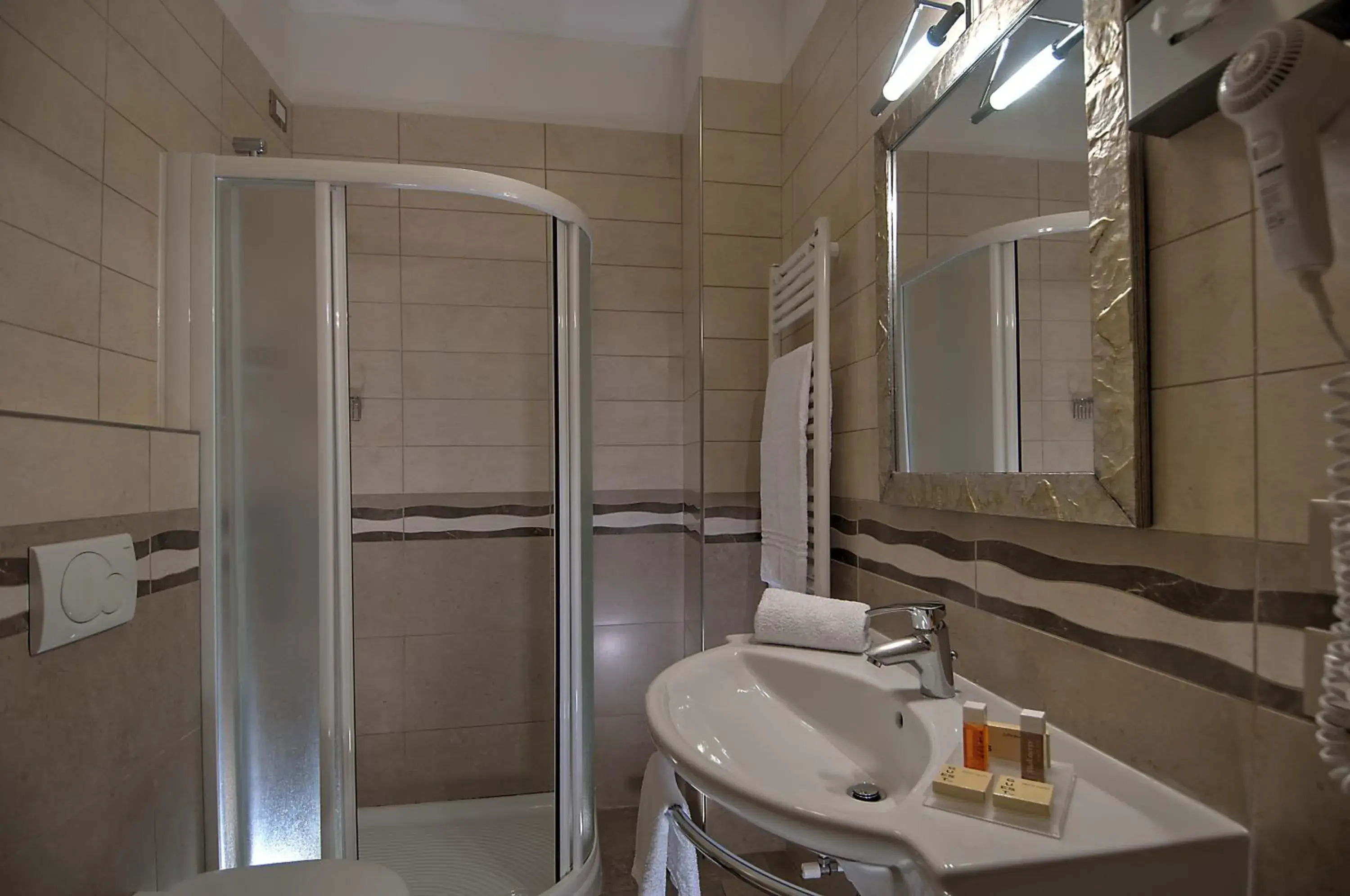 Shower, Bathroom in Hotel Excelsior Le Terrazze