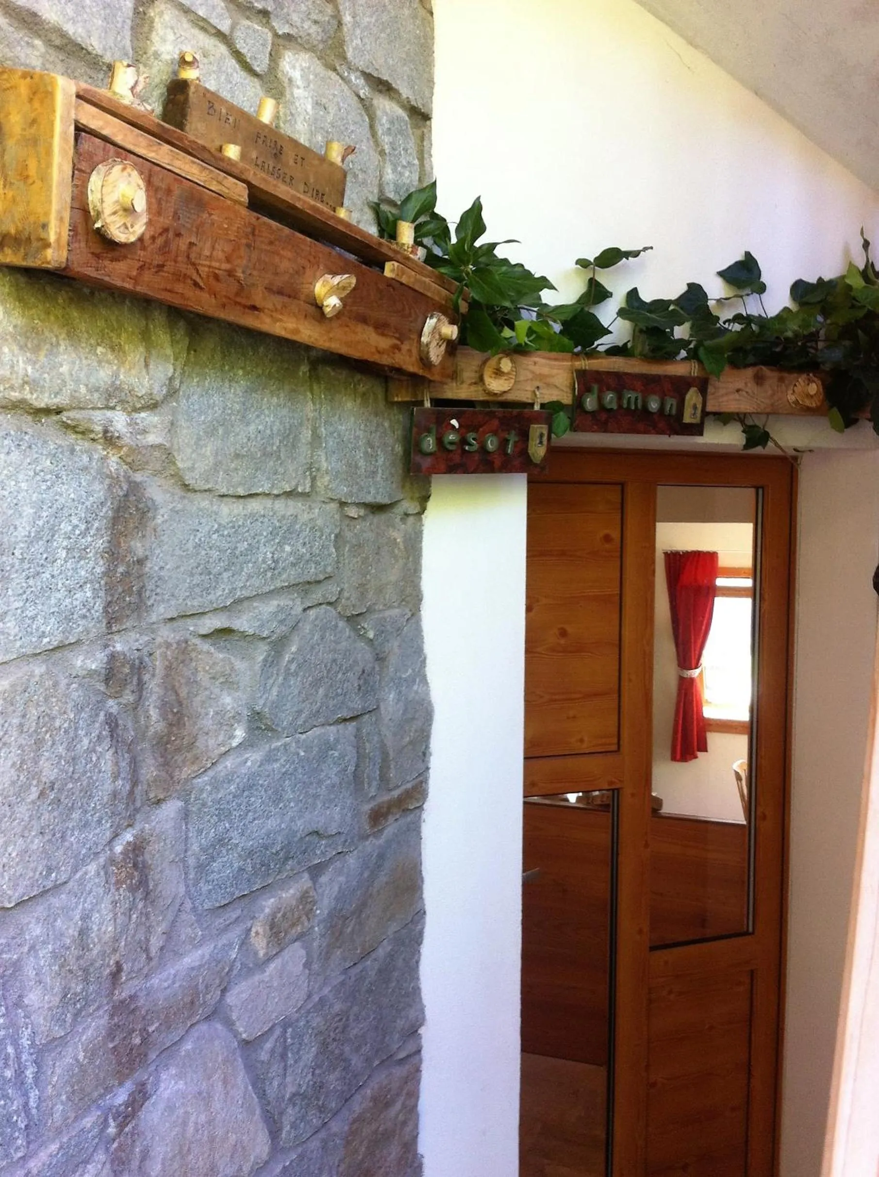 Facade/entrance in Le Lierre