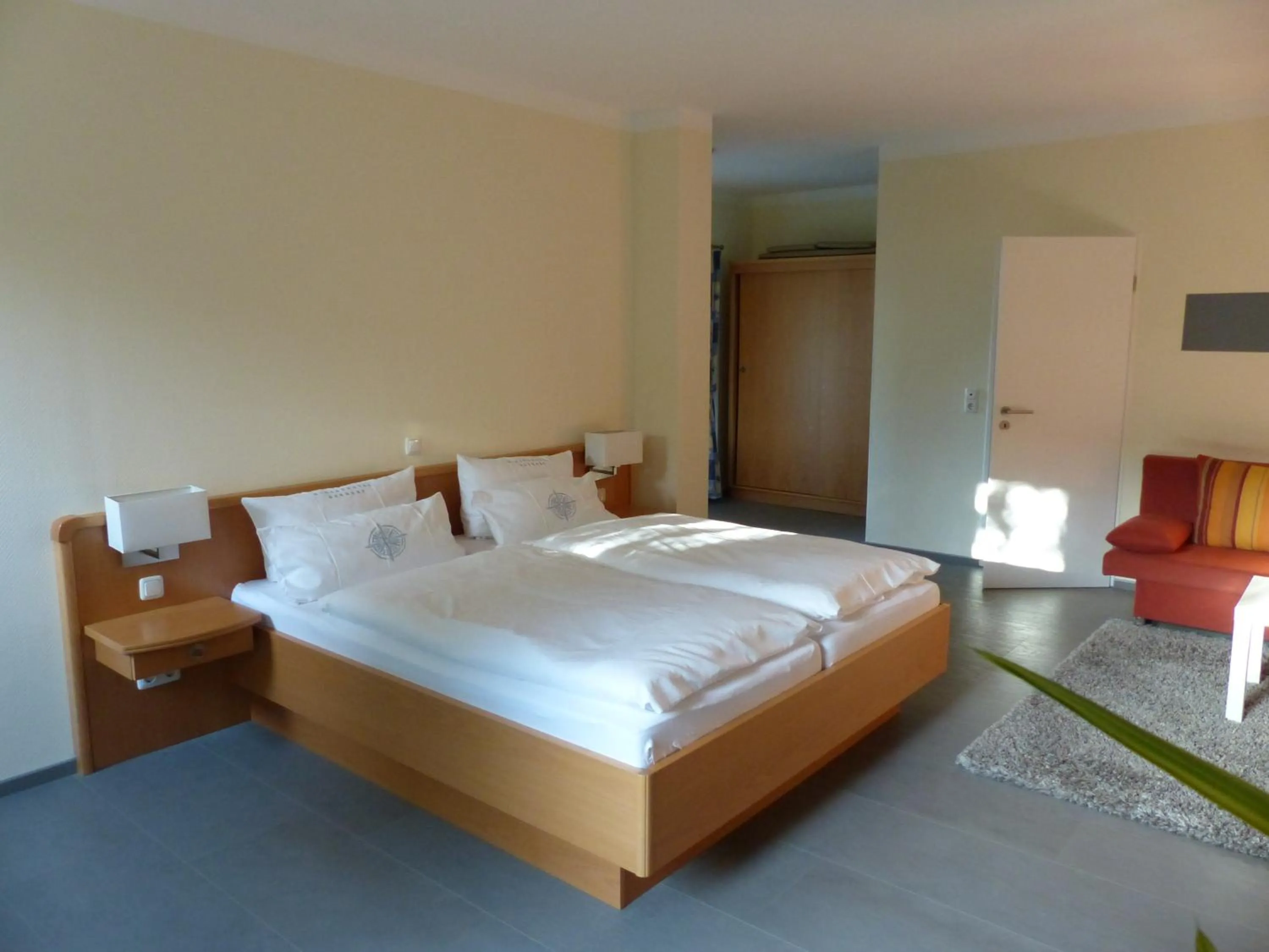 Photo of the whole room, Bed in Strand-Hotel