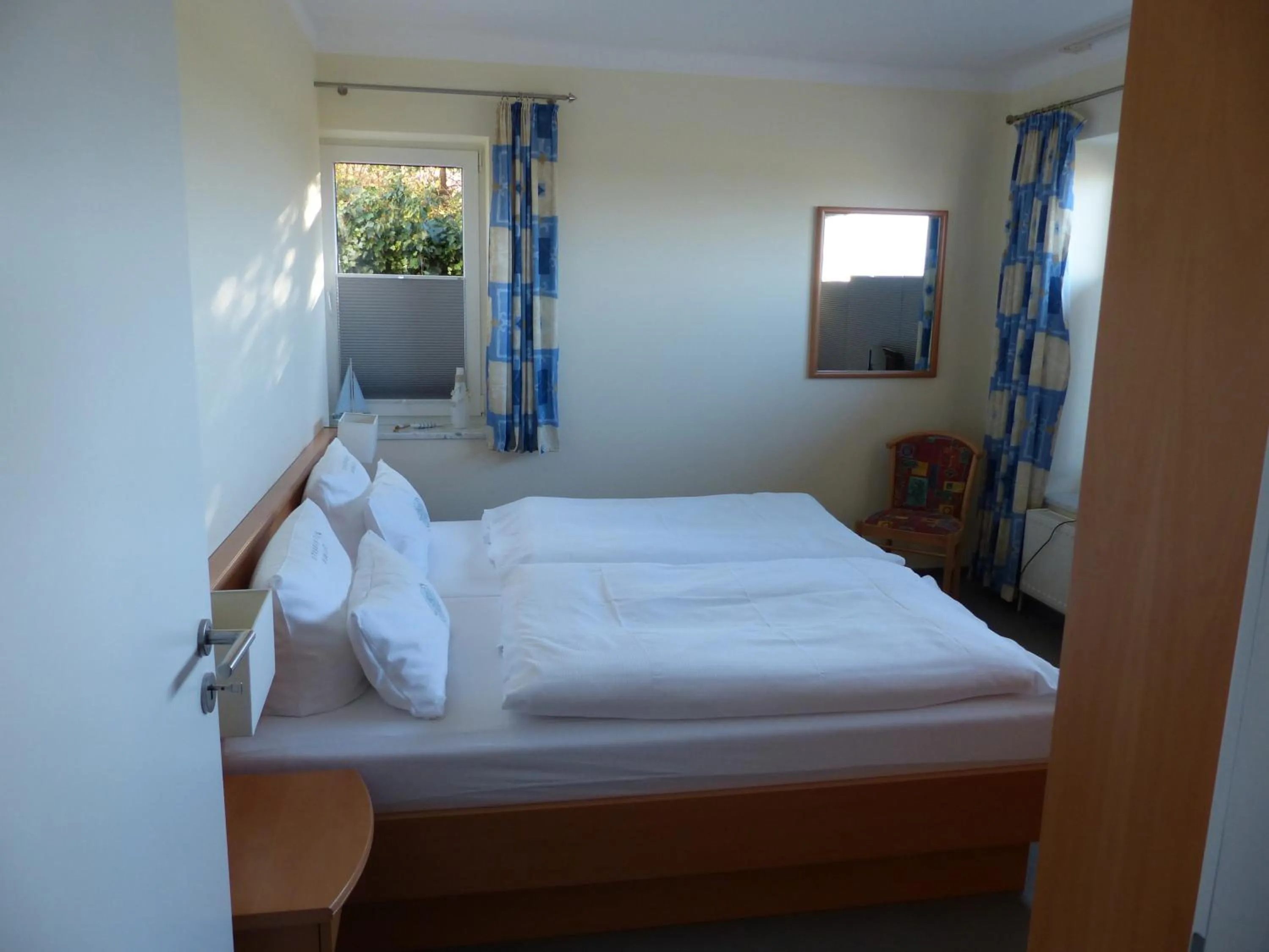 Photo of the whole room, Bed in Strand-Hotel