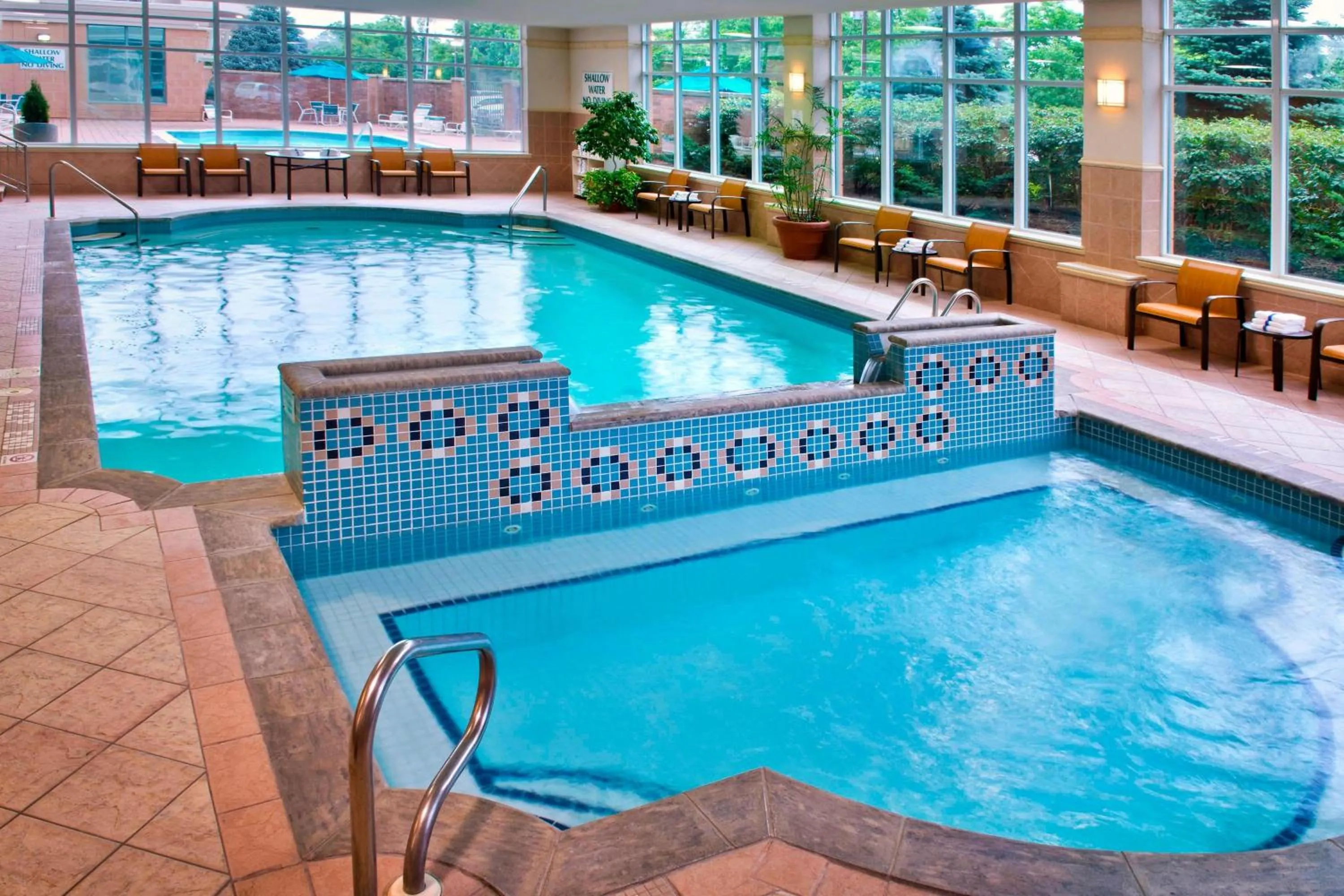Swimming pool in Courtyard by Marriott Niagara Falls