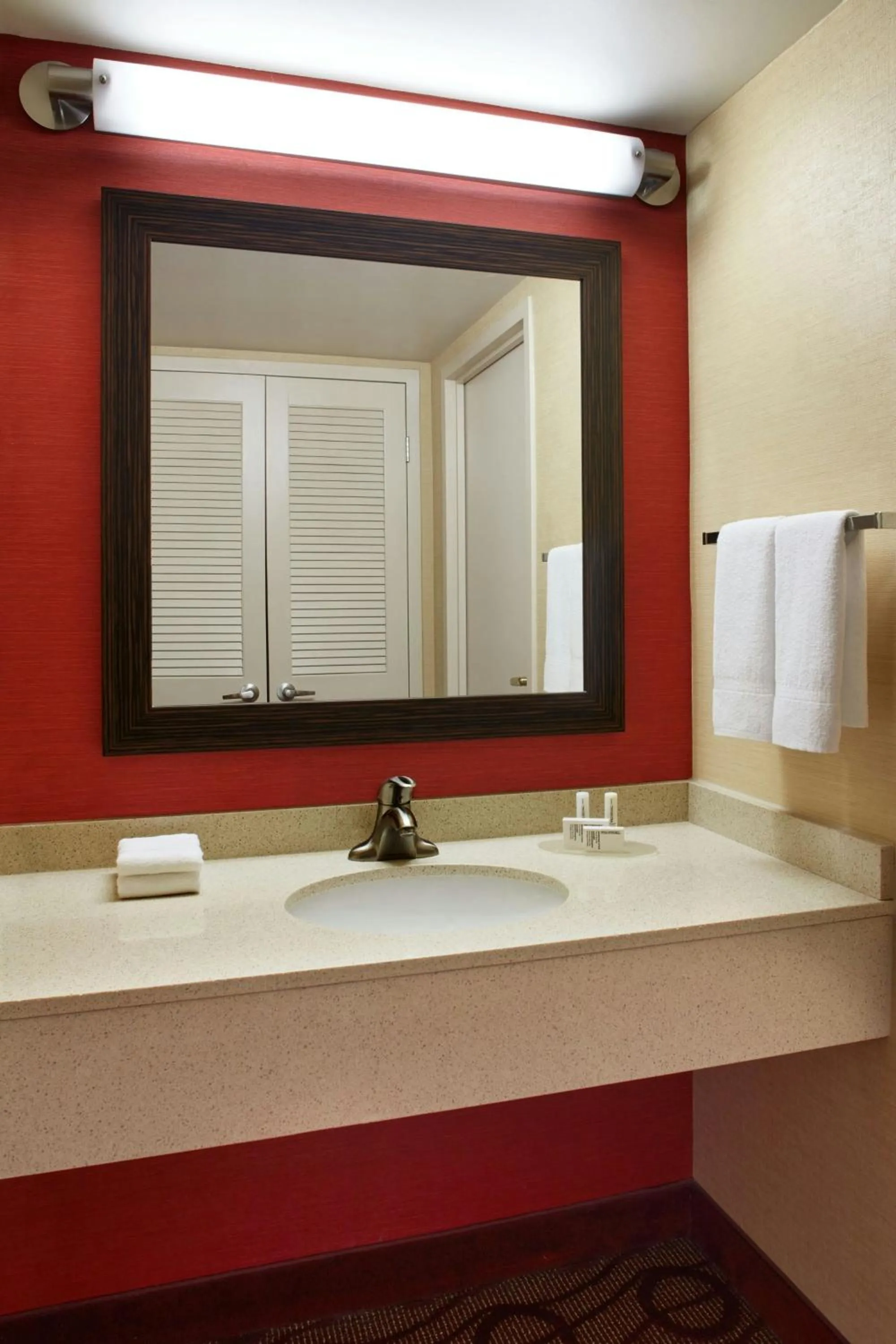 Bathroom in Courtyard by Marriott Niagara Falls