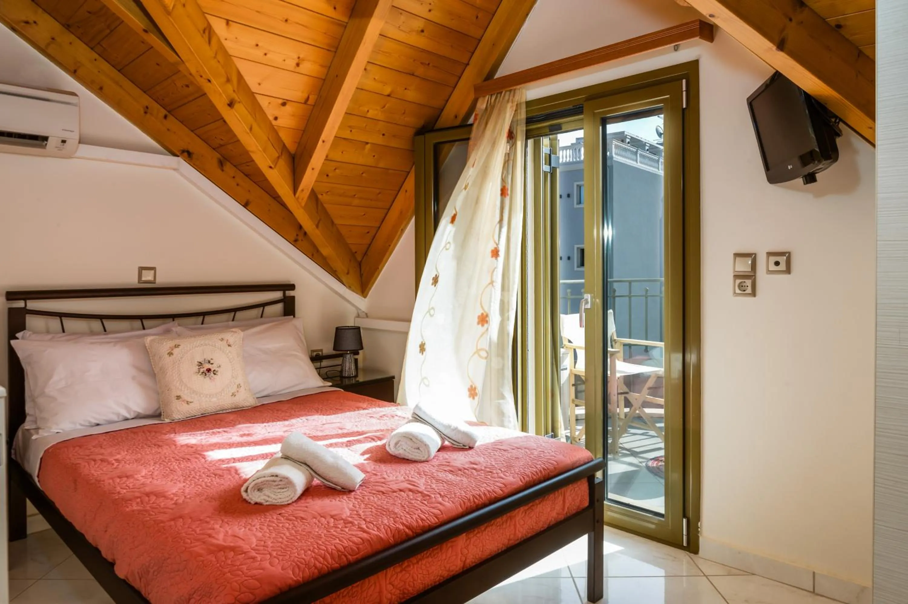 Chelmis Maria's City Villa
