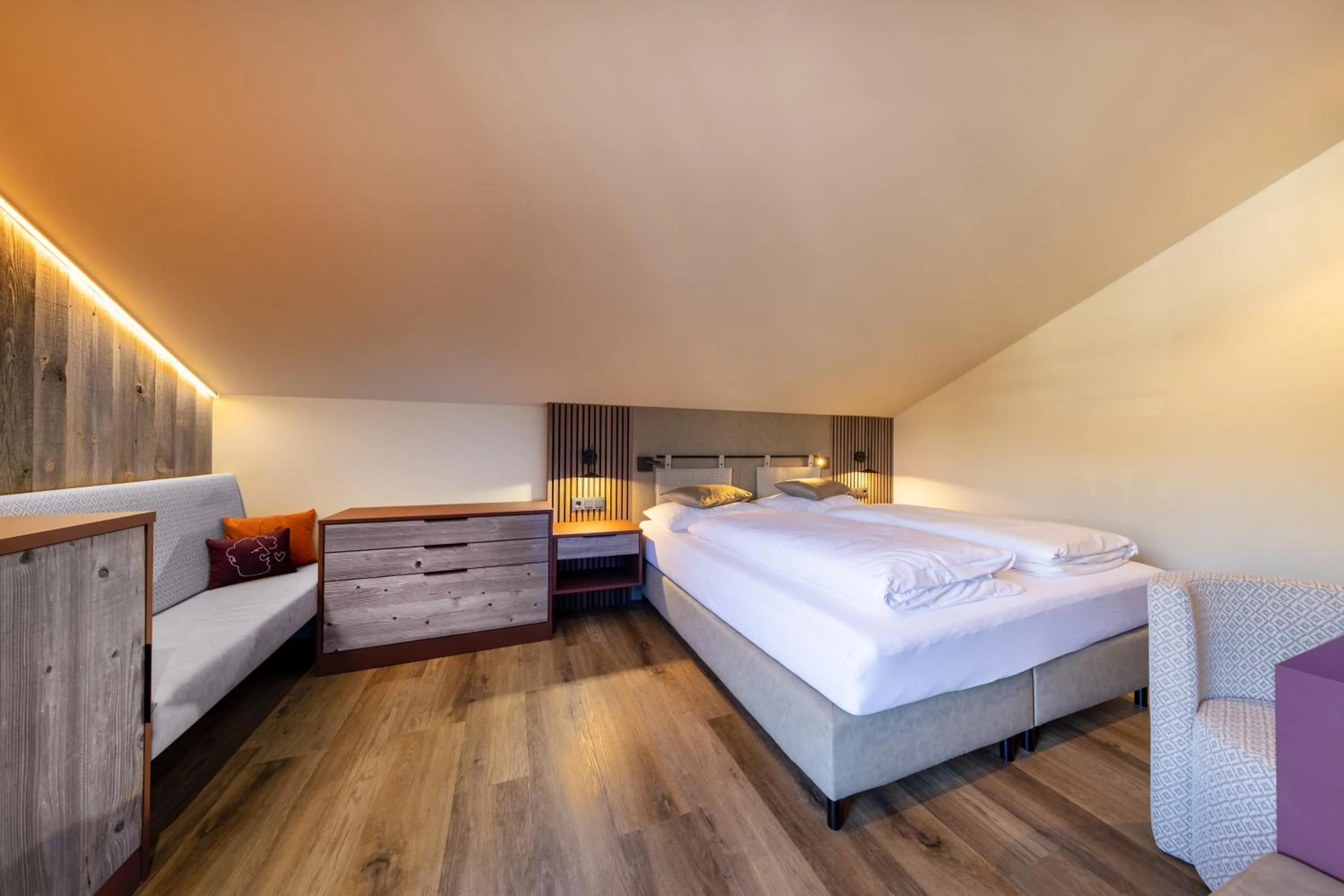 PEOPLE'S Hotel