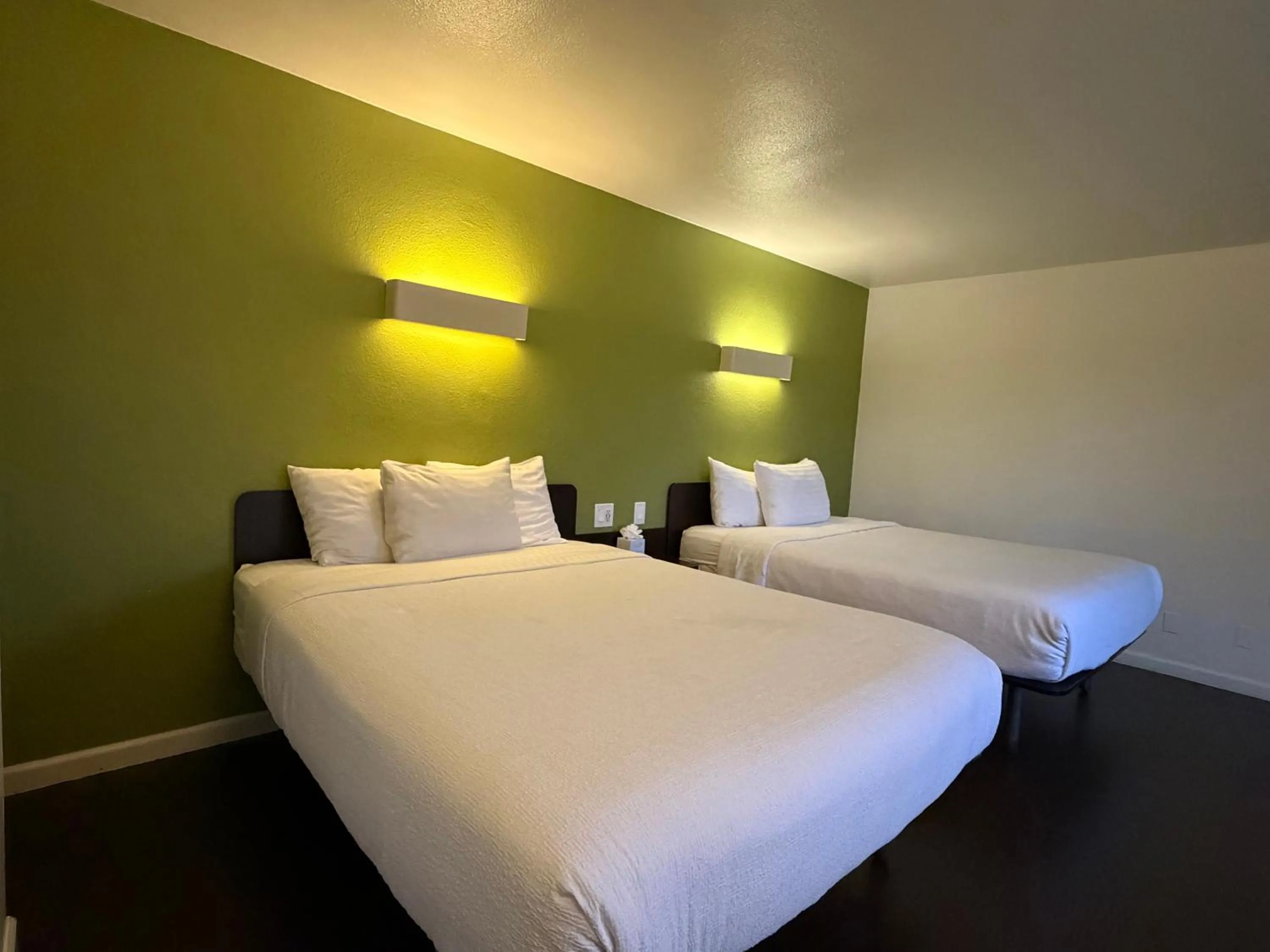 Bed in Fisherman's Cove Inn