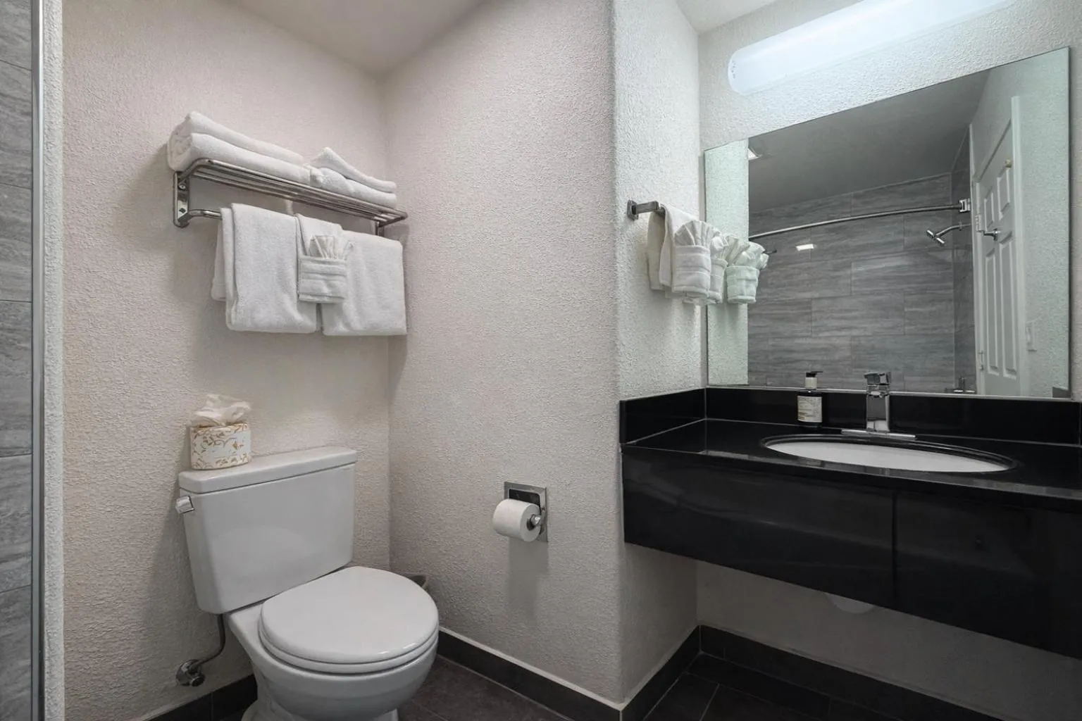 Toilet in Fisherman's Cove Inn