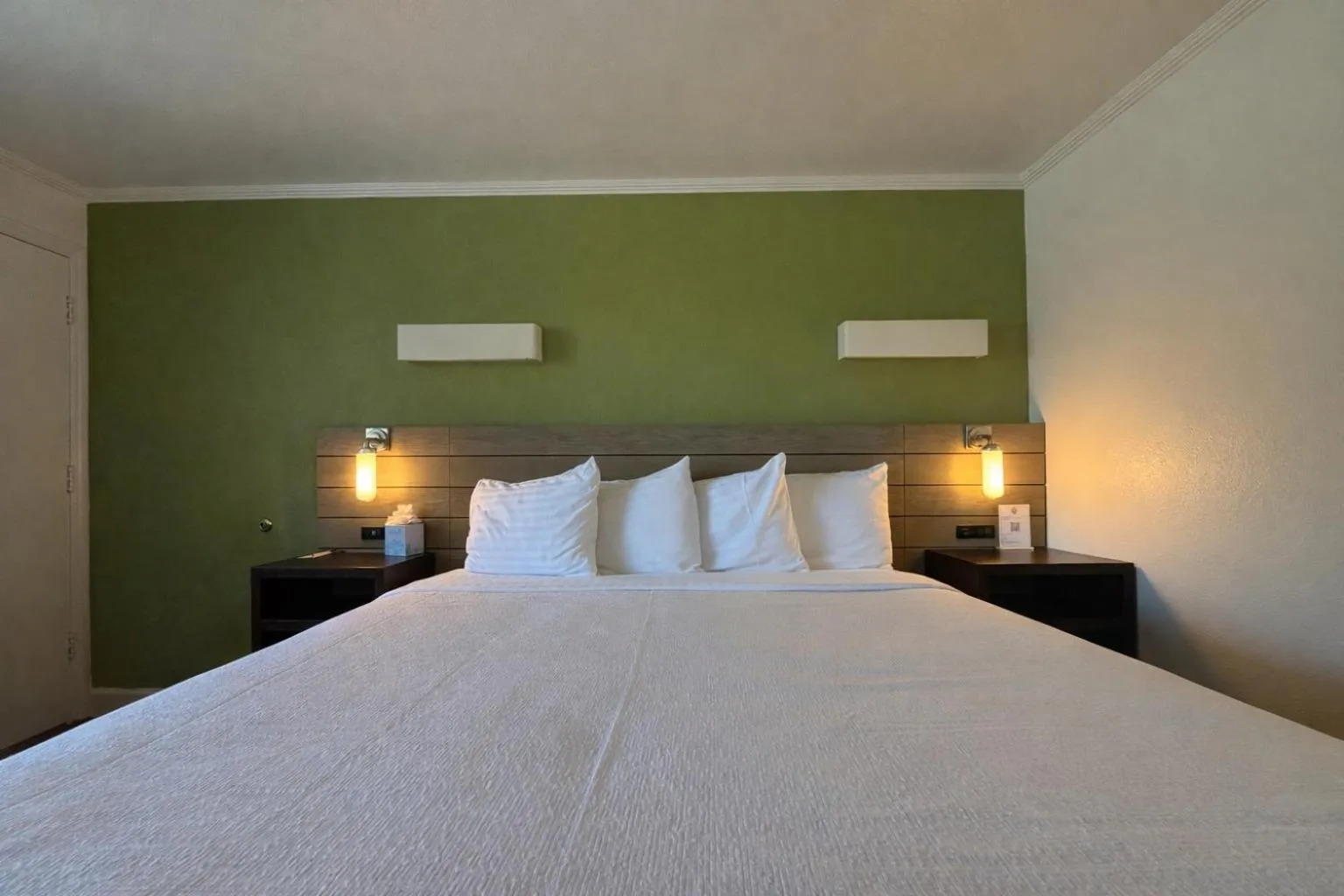 Bed in Fisherman's Cove Inn