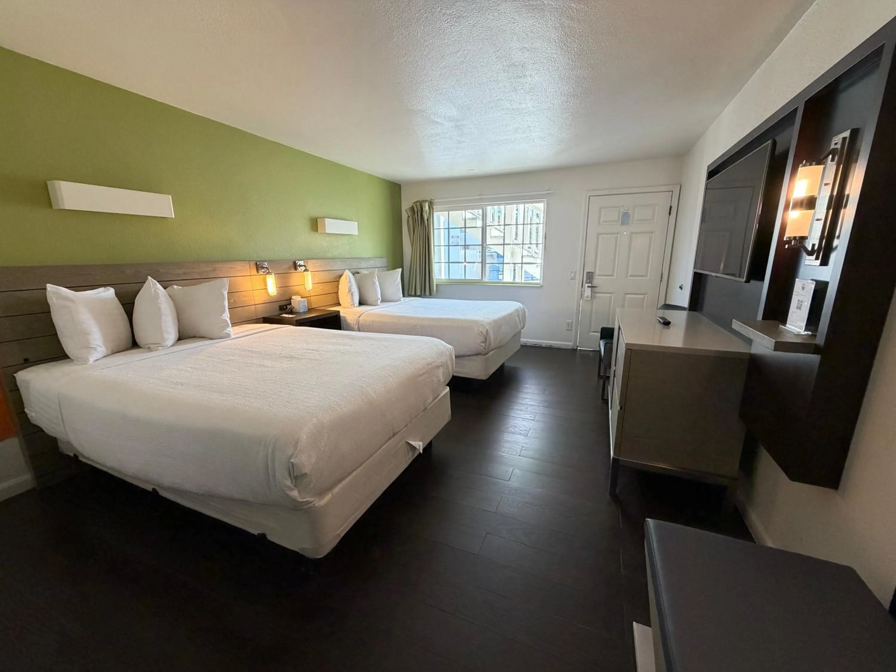 Bed in Fisherman's Cove Inn