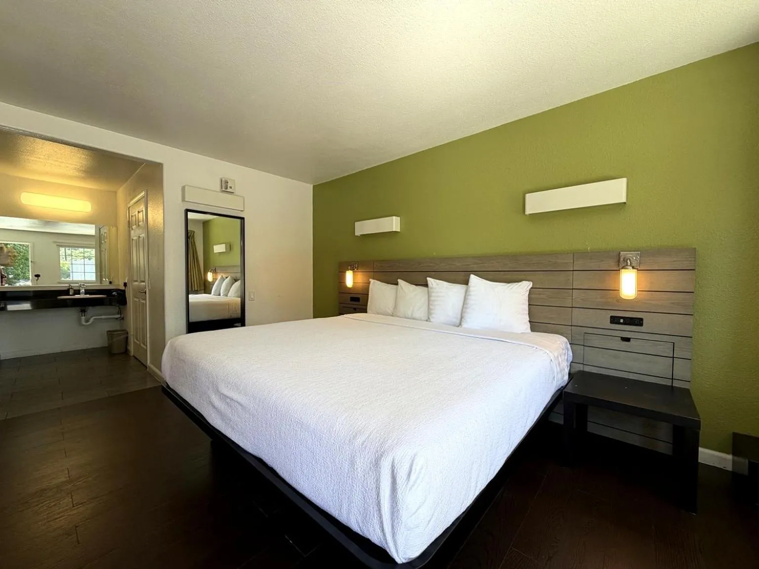 Photo of the whole room, Bed in Fisherman's Cove Inn