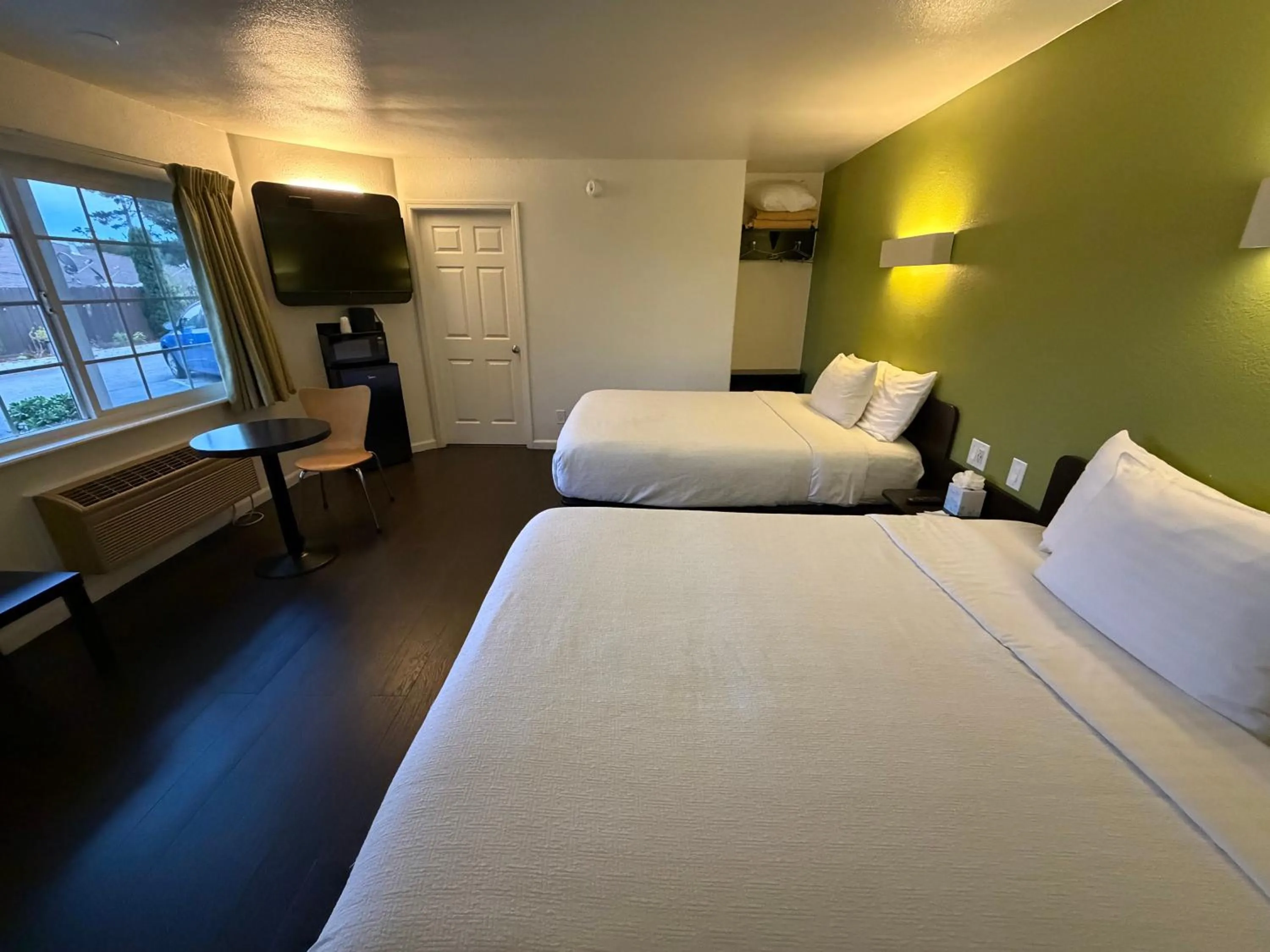 Bed in Fisherman's Cove Inn