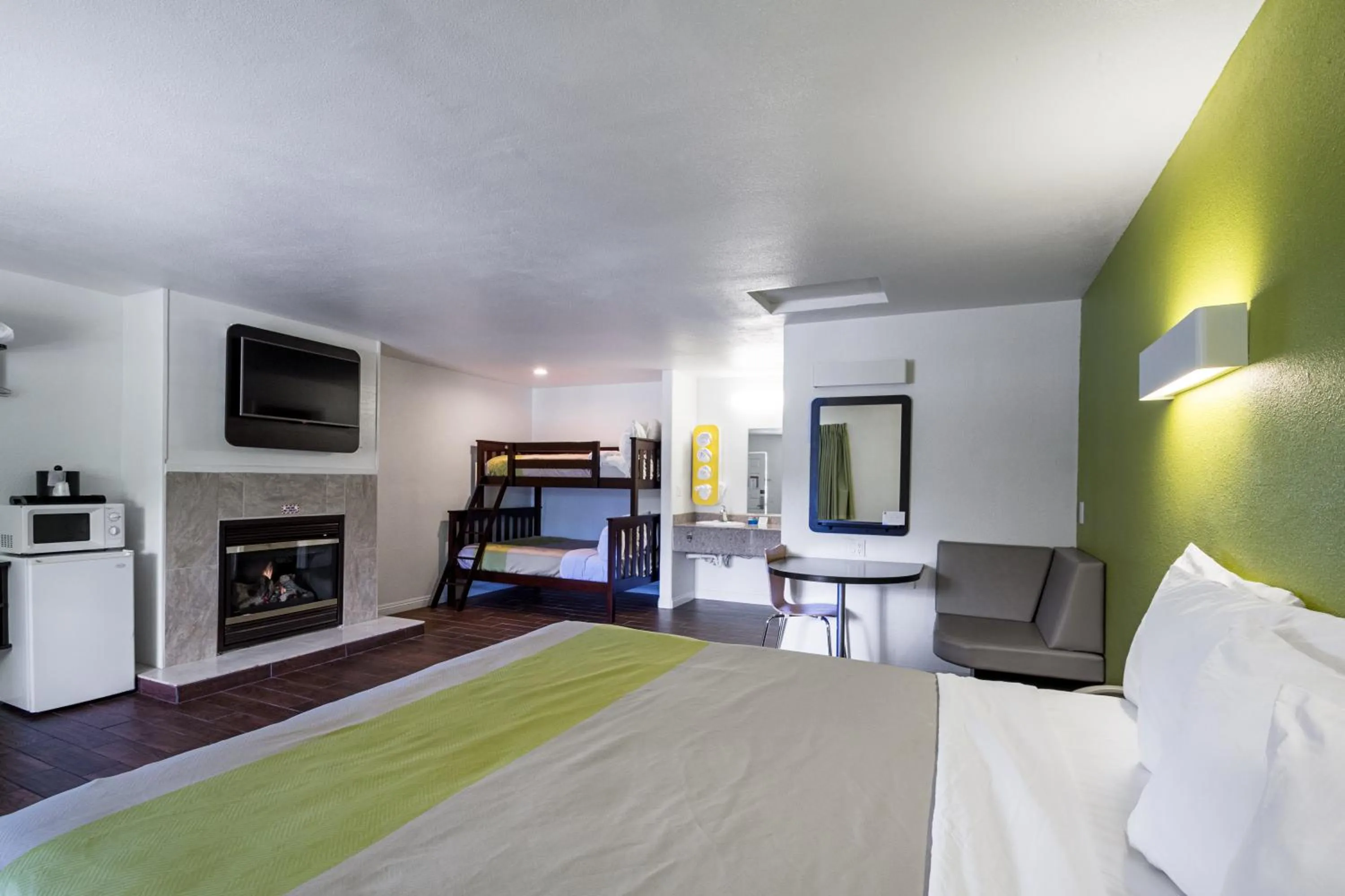 Bed in Fisherman's Cove Inn