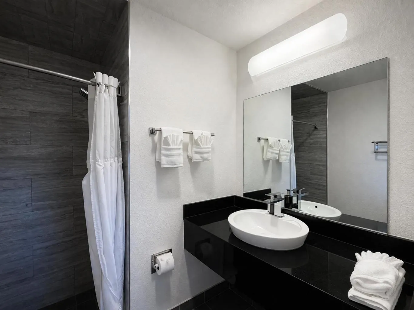Bathroom in Fisherman's Cove Inn