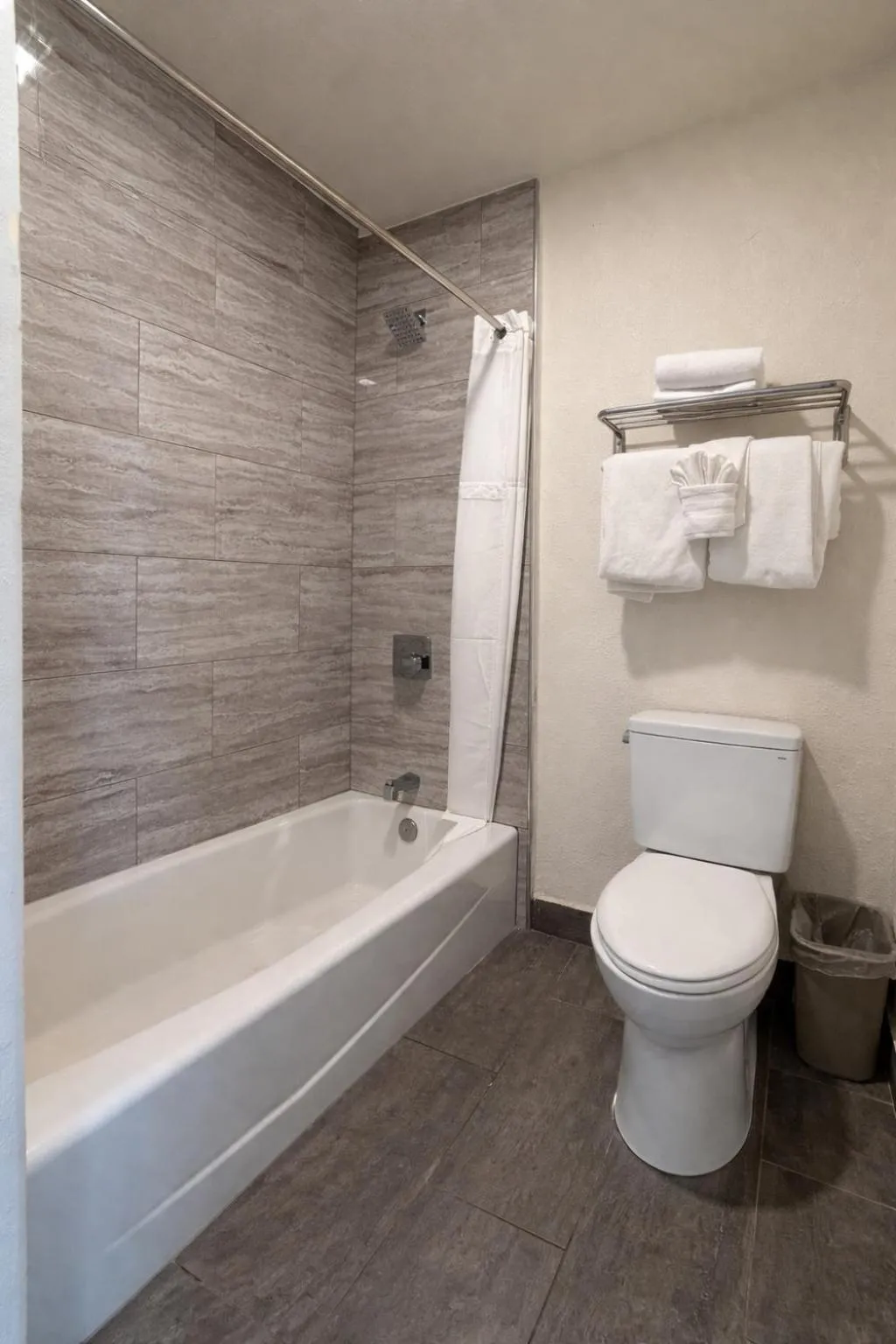 Toilet in Fisherman's Cove Inn