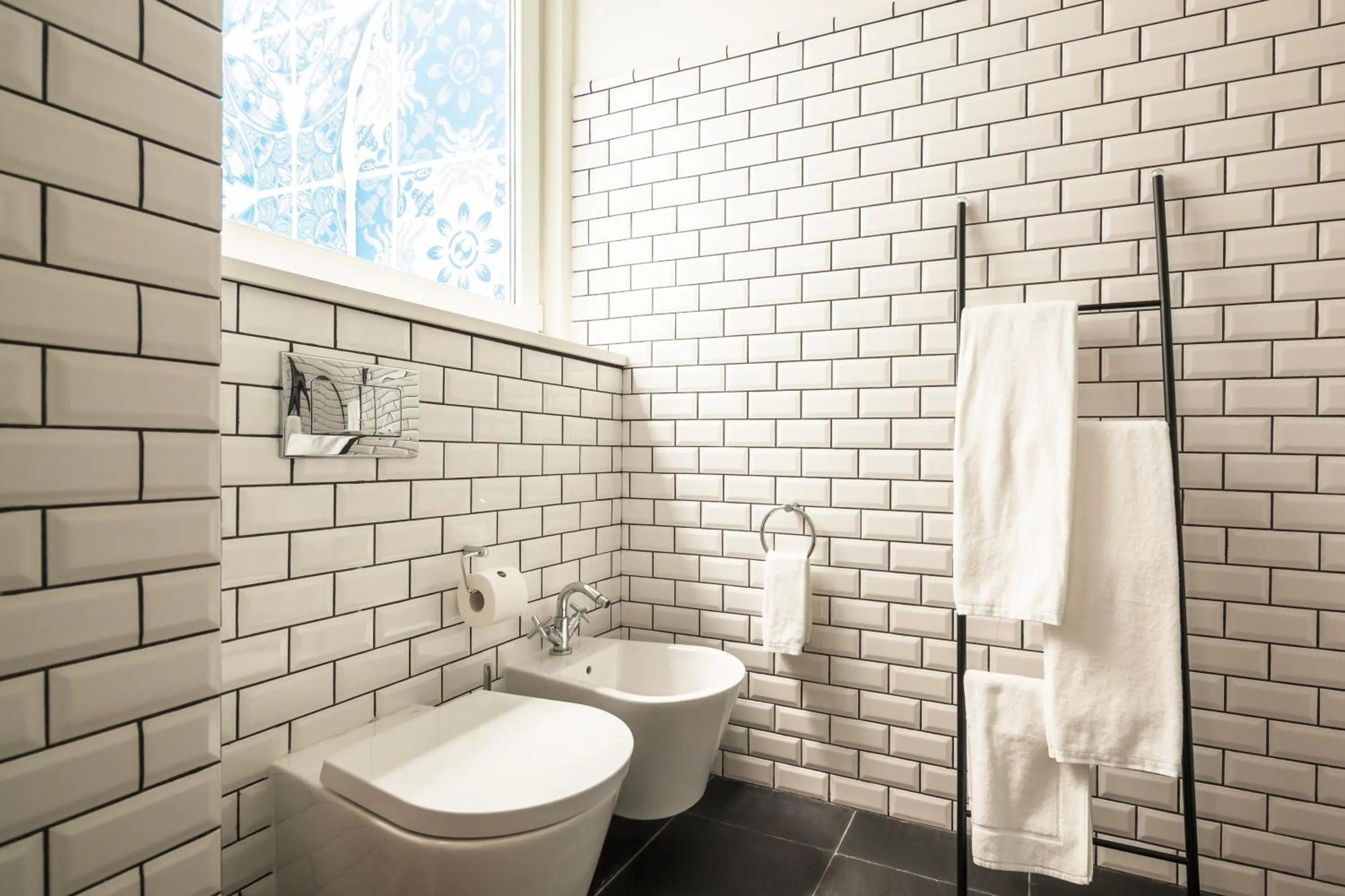 Bathroom in Almaria - Ex Libris Apartments | Chiado