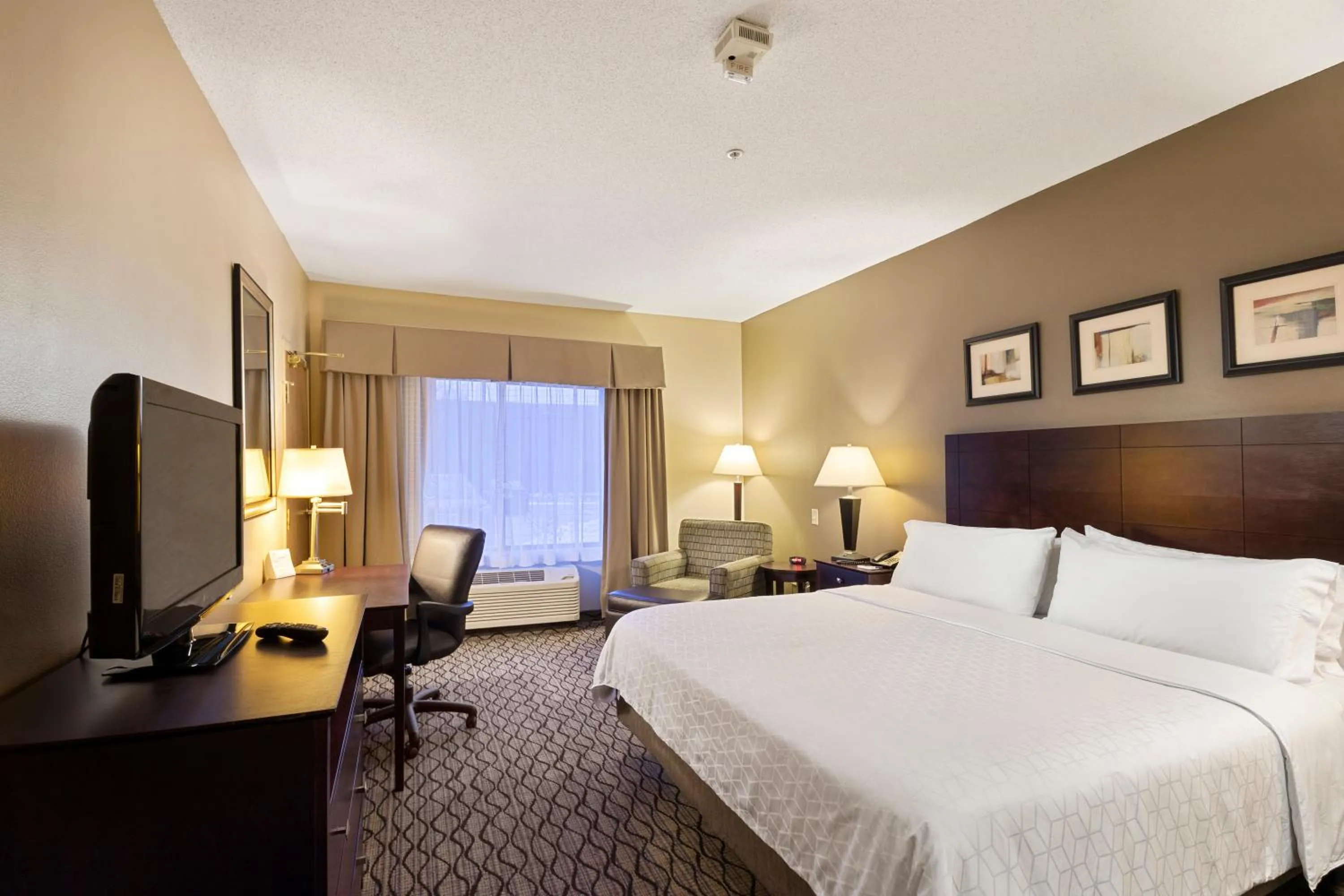 Photo of the whole room, Bed in Holiday Inn Express Bloomington West by IHG