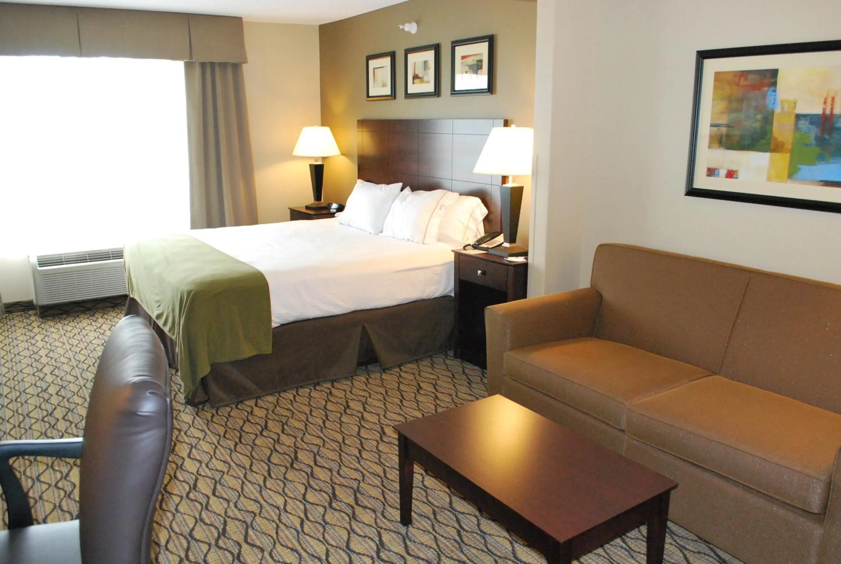 Bed in Holiday Inn Express Bloomington West by IHG