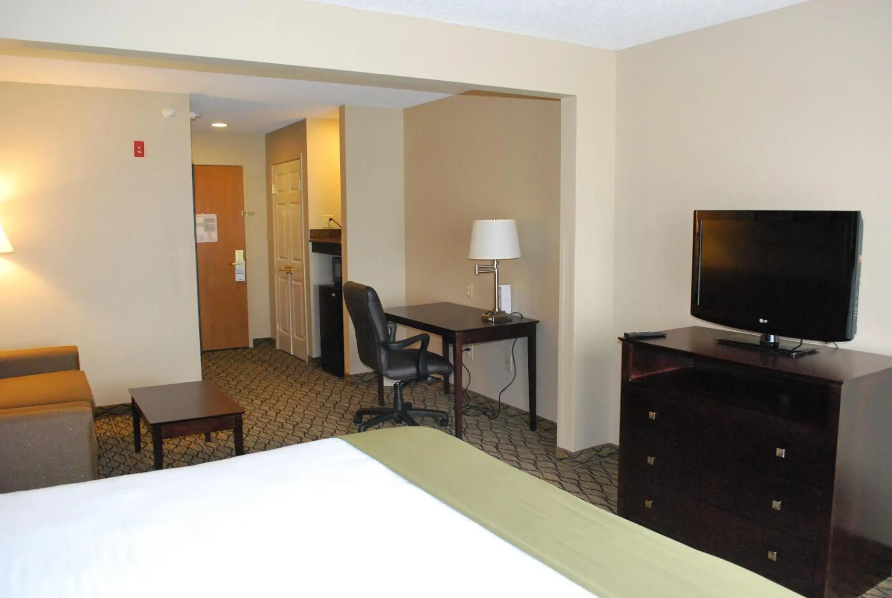 Bed in Holiday Inn Express Bloomington West by IHG Bed in Holiday Inn Express Bloomington West by IHG