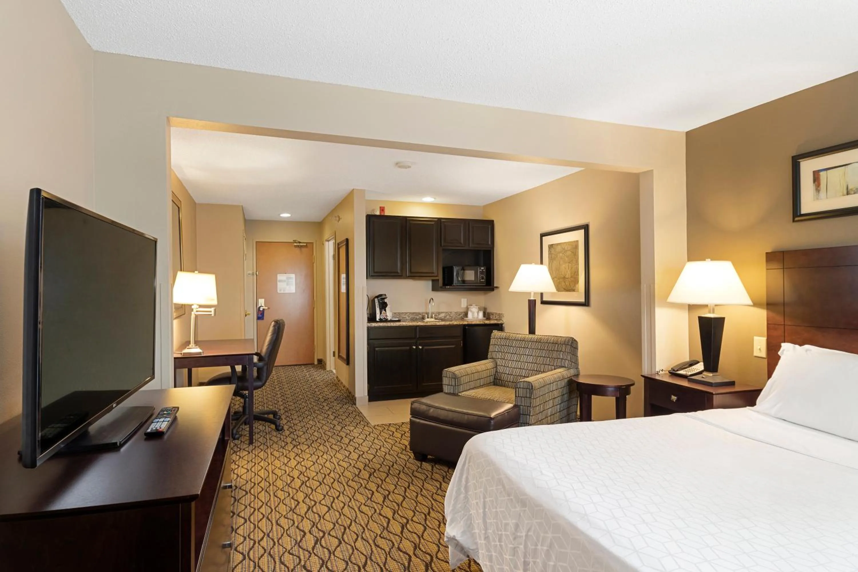 Photo of the whole room, Bed in Holiday Inn Express Bloomington West by IHG