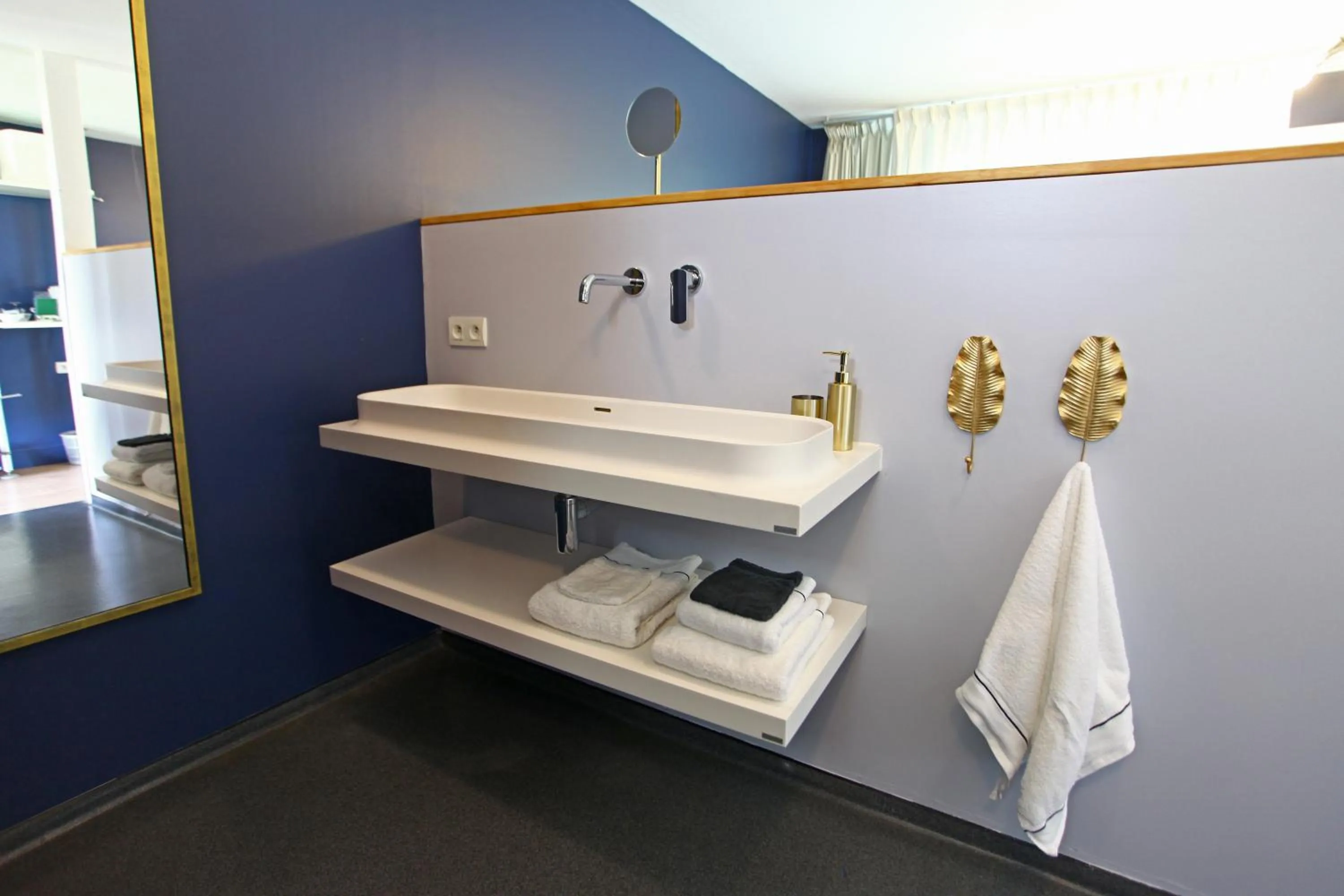 Shower in La Petite Couronne, Ecolodge & Lofts