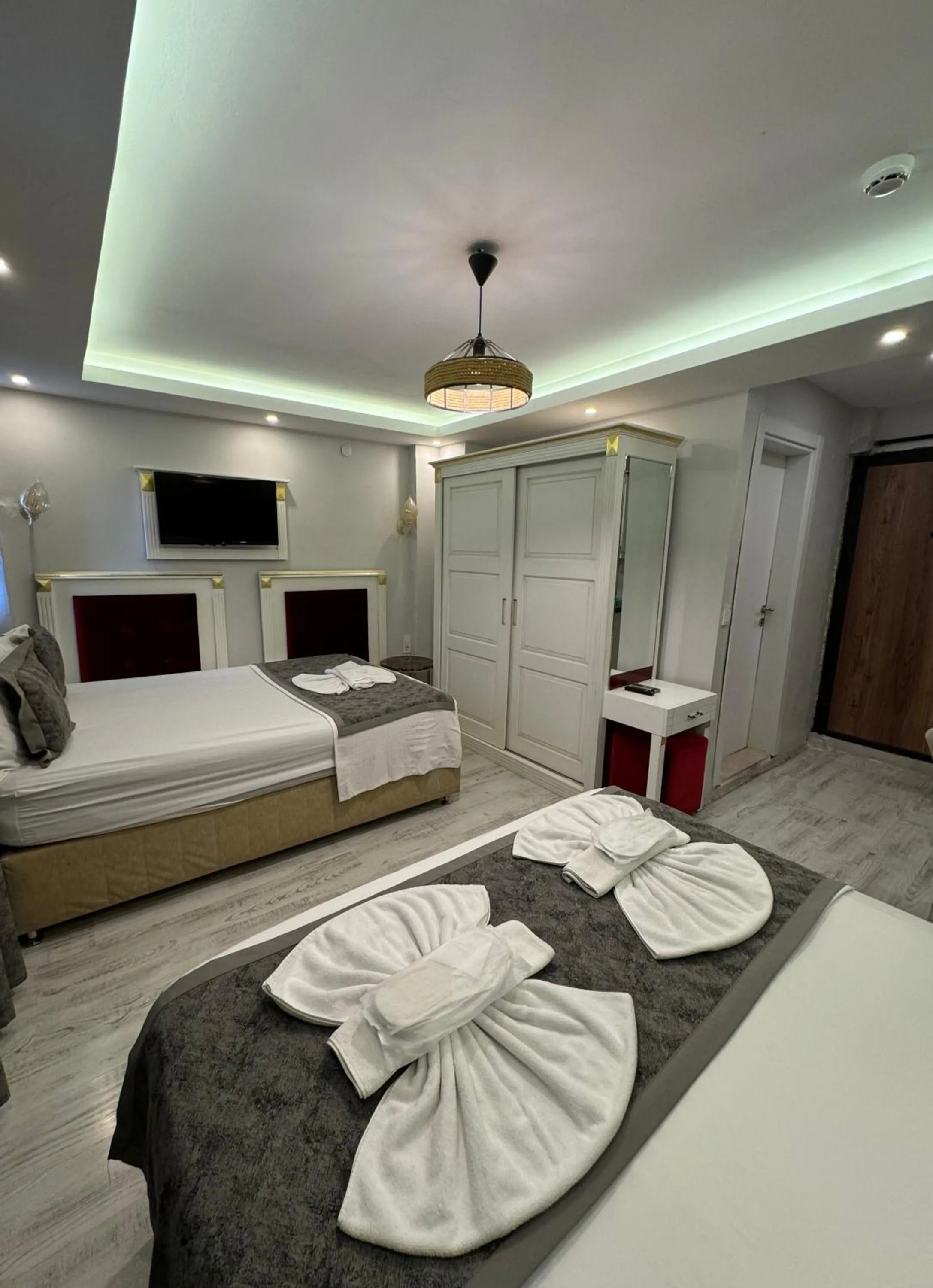 TV and multimedia, Bed in Arat Apartments