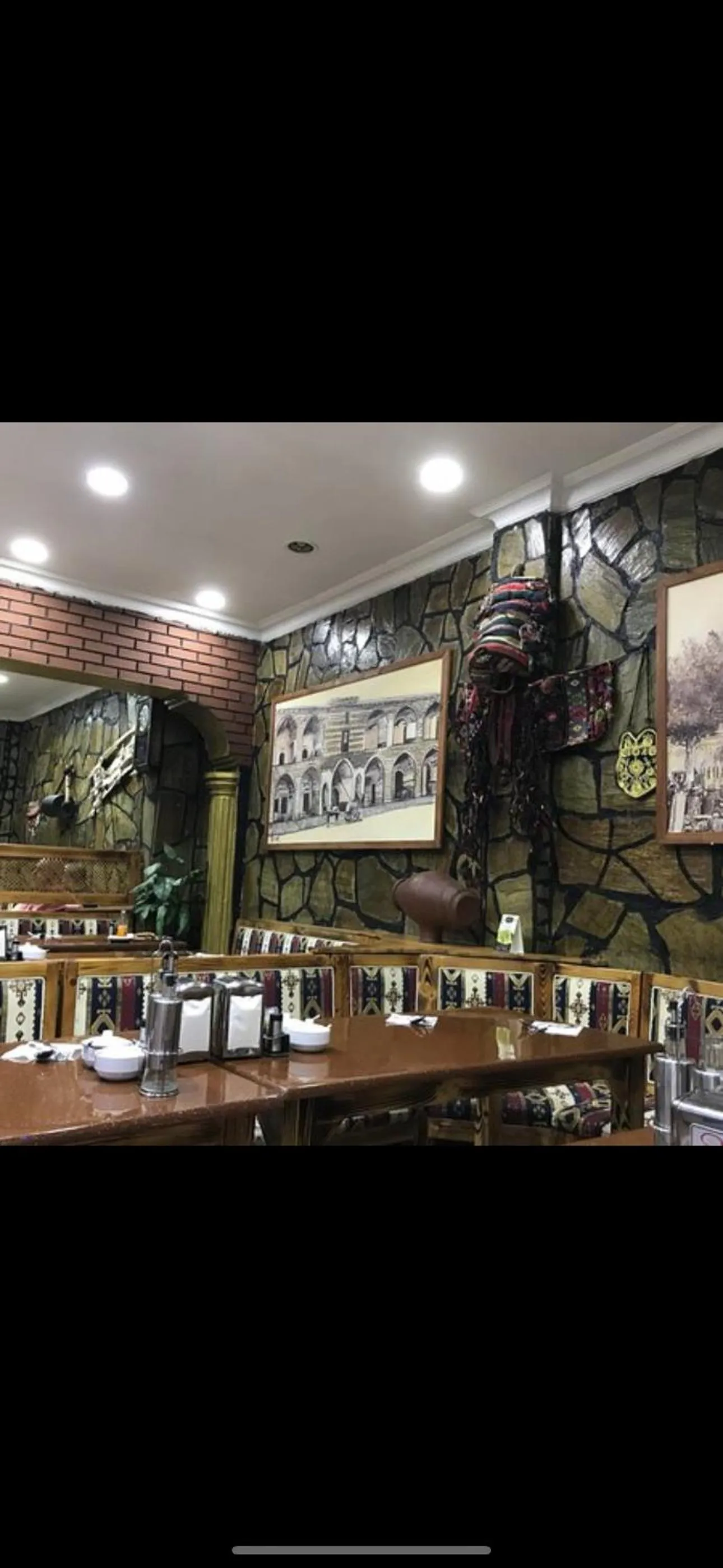 Restaurant/places to eat in Arat Apartments