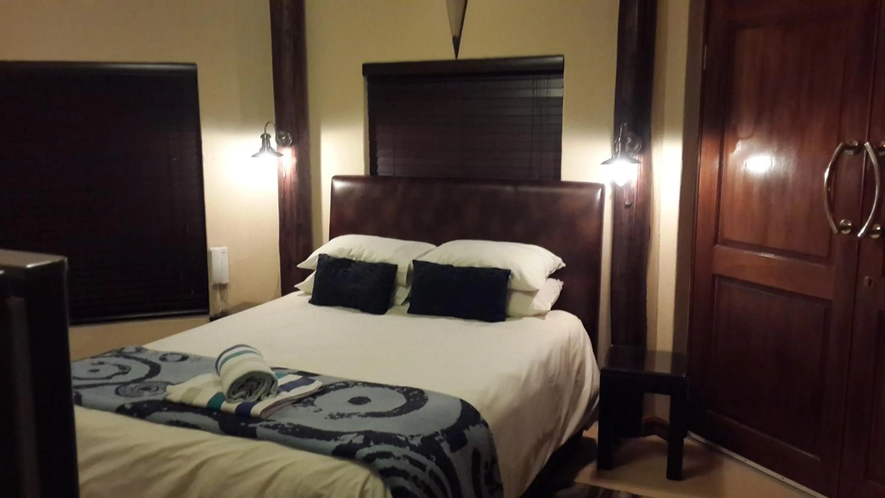 Bed in The Cedars Bed and Breakfast