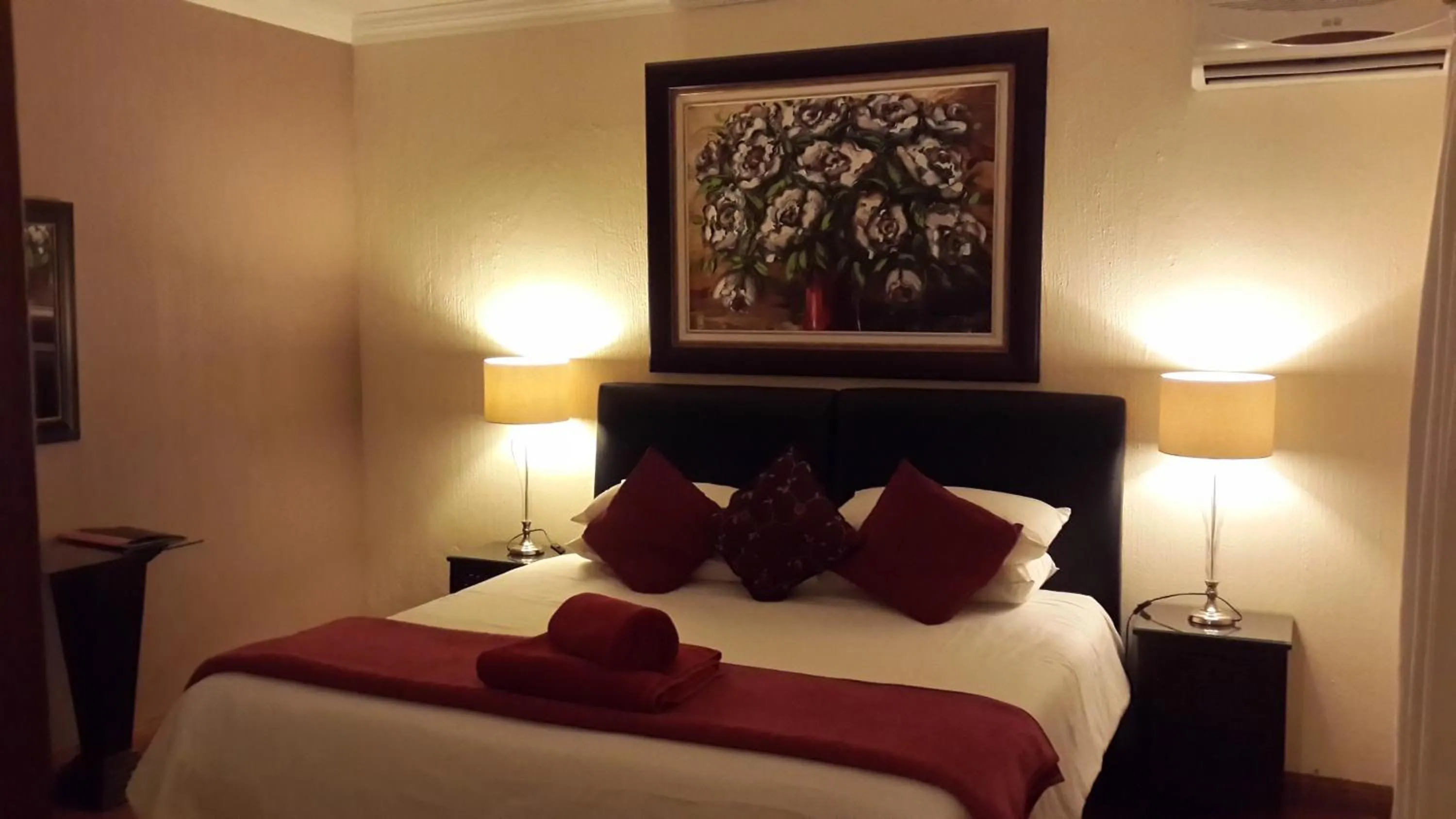 Bed in The Cedars Bed and Breakfast