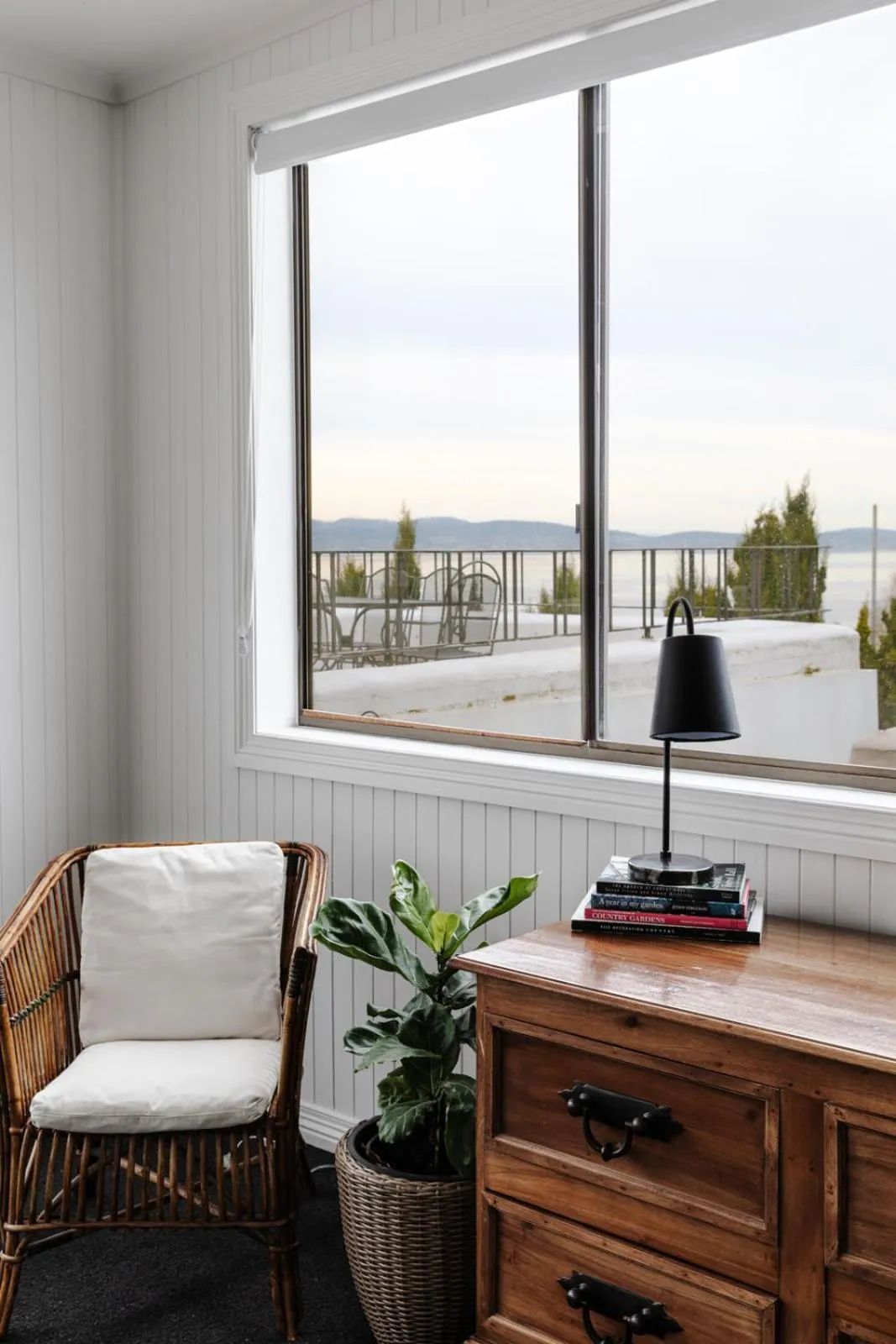 Living room in Battery Point Manor