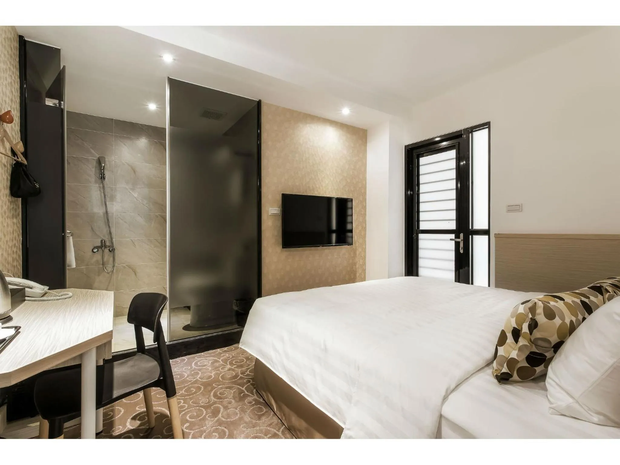 Photo of the whole room, Bed in RF Hotel  Linsen