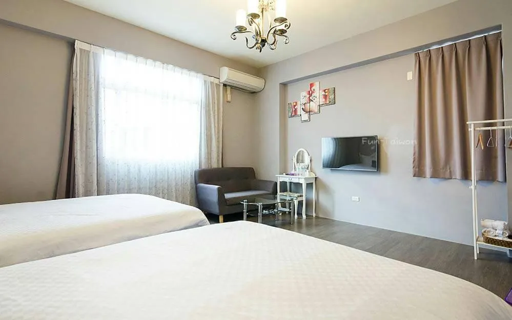 Photo of the whole room, Bed in Slowly B&B