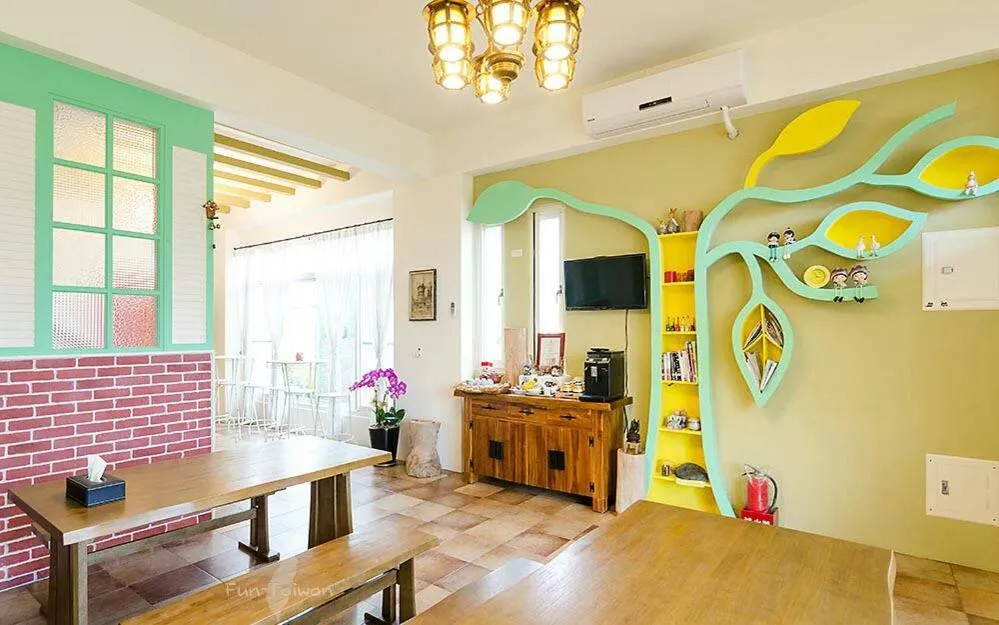 Communal lounge/ TV room in Slowly B&B