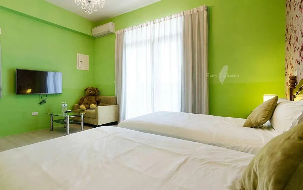Photo of the whole room, Bed in Slowly B&B