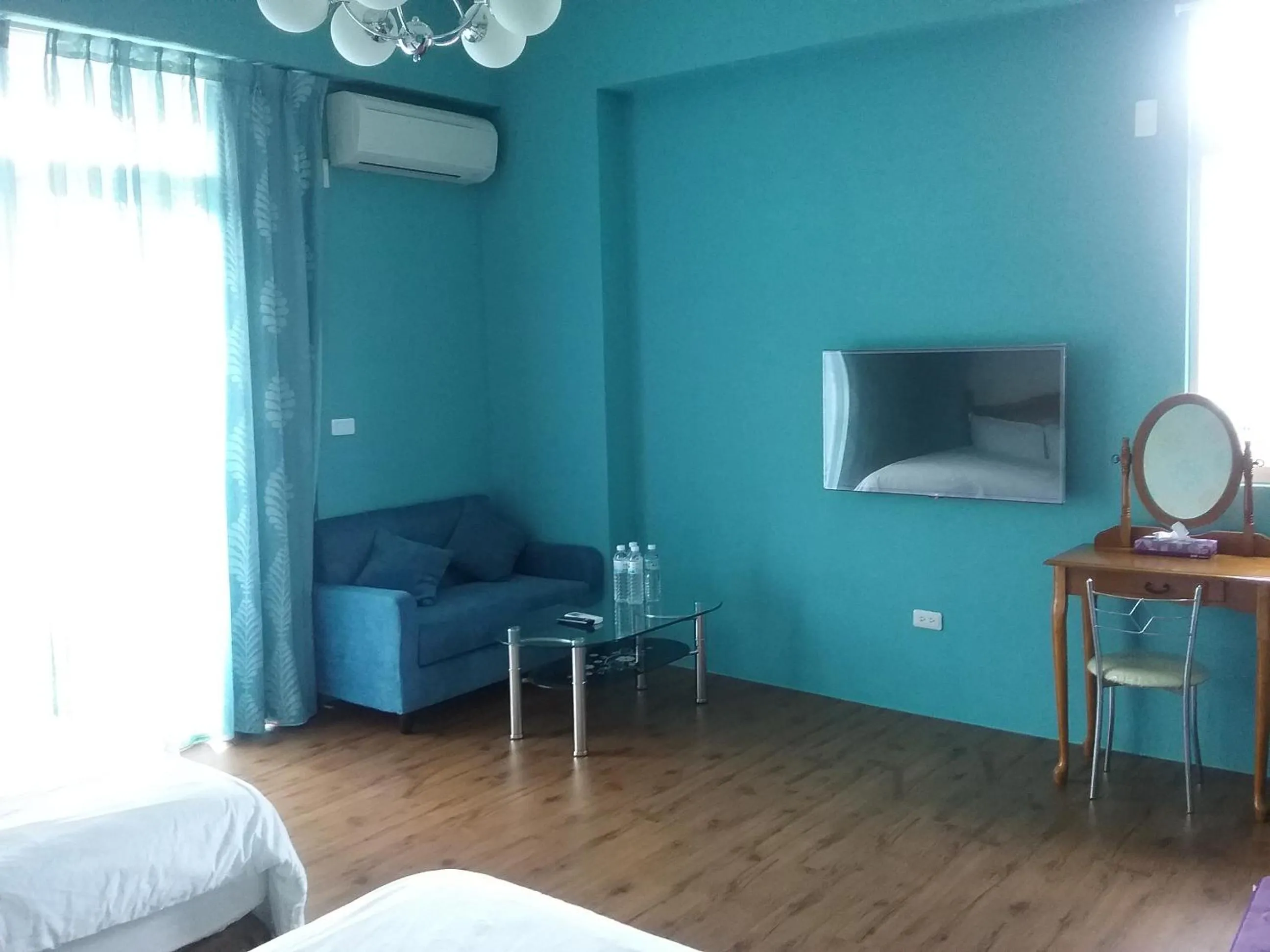 Seating area, Bed in Slowly B&B