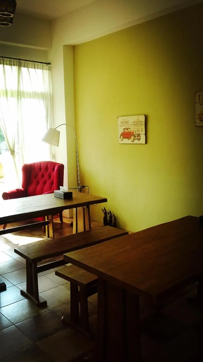 Communal lounge/ TV room in Slowly B&B