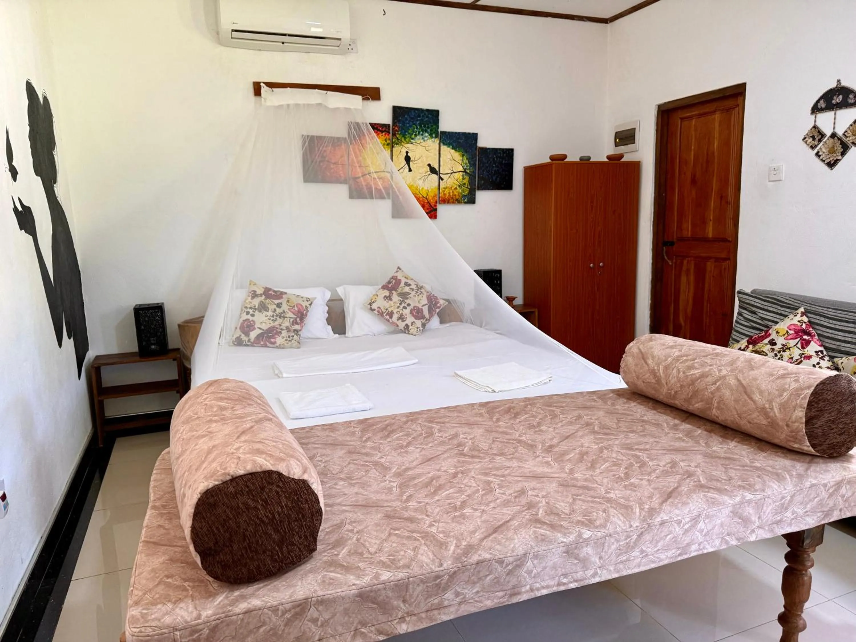 Photo of the whole room, Bed in Valampuri Kite Resort